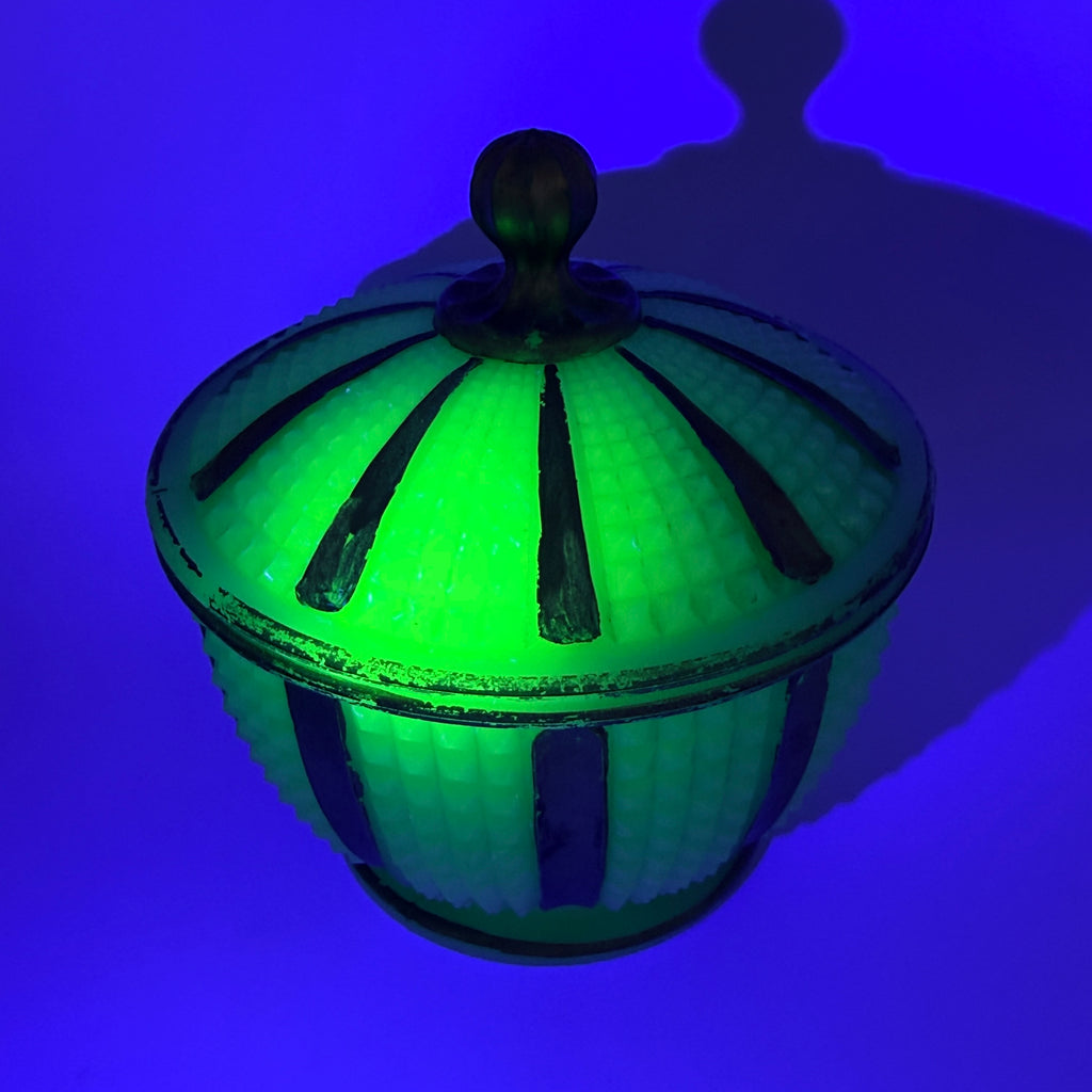 Art-déco Deckeldose aus Uranglas mit Golddekor um 1930 Showroom Ansbach