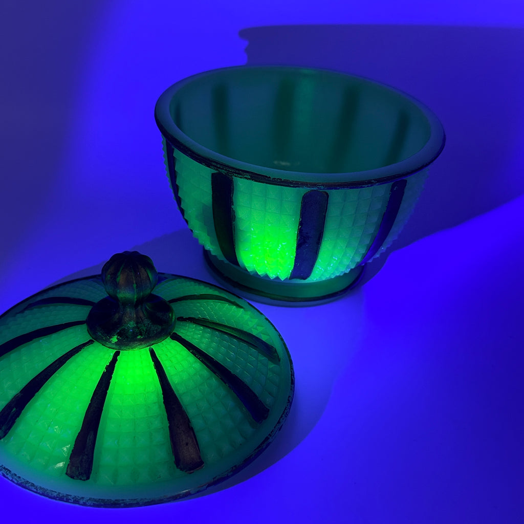Art-déco Deckeldose aus Uranglas mit Golddekor um 1930 Showroom Ansbach