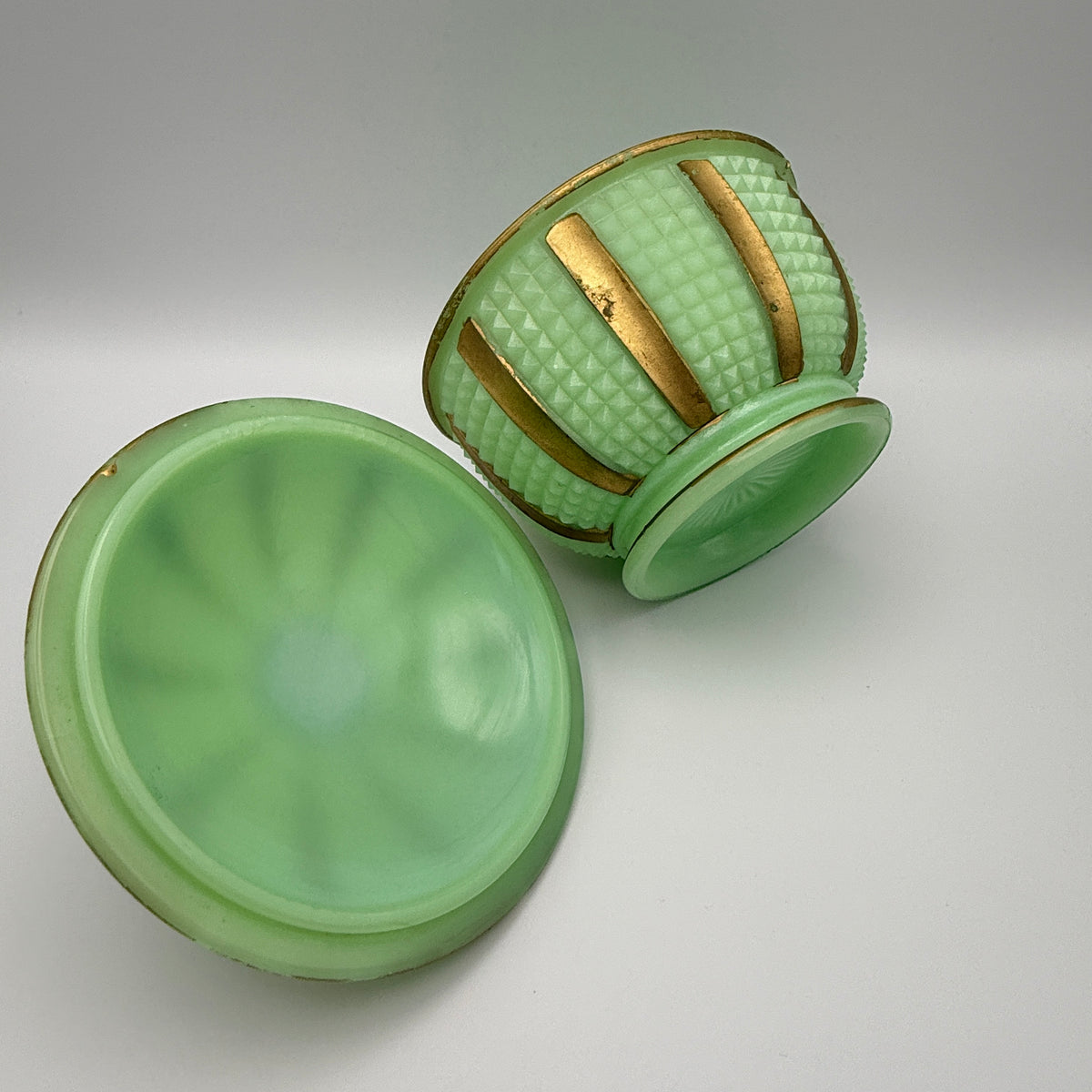 Art-déco Deckeldose aus Uranglas mit Golddekor um 1930 Showroom Ansbach