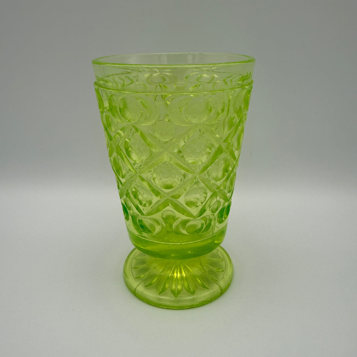 Jefferson Glass Uranglas-Fußbecher Diamond and Peg um 1910 Showroom Ansbach