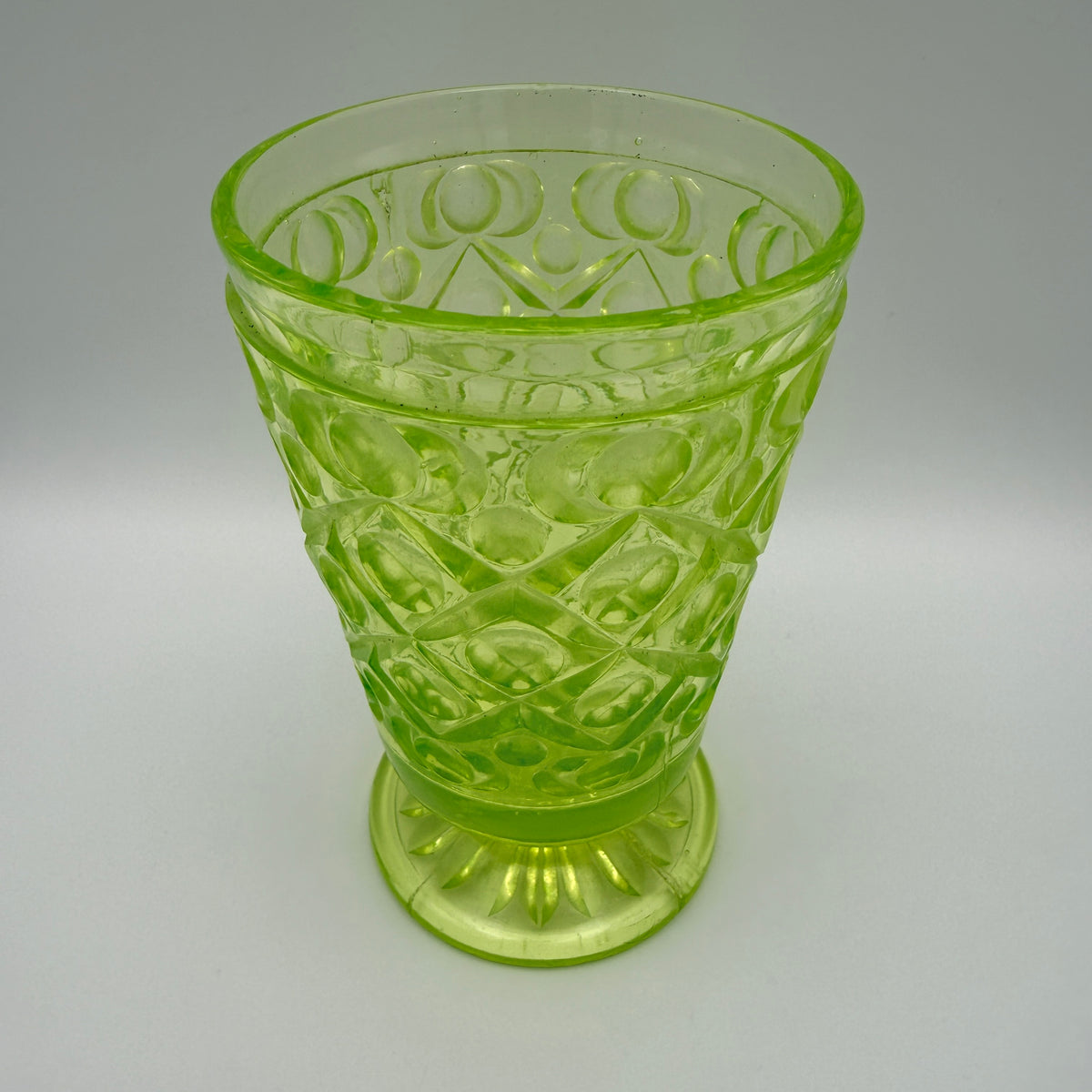 Jefferson Glass Uranglas-Fußbecher Diamond and Peg um 1910 Showroom Ansbach
