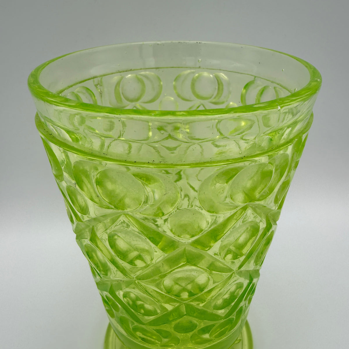 Jefferson Glass Uranglas-Fußbecher Diamond and Peg um 1910 Showroom Ansbach