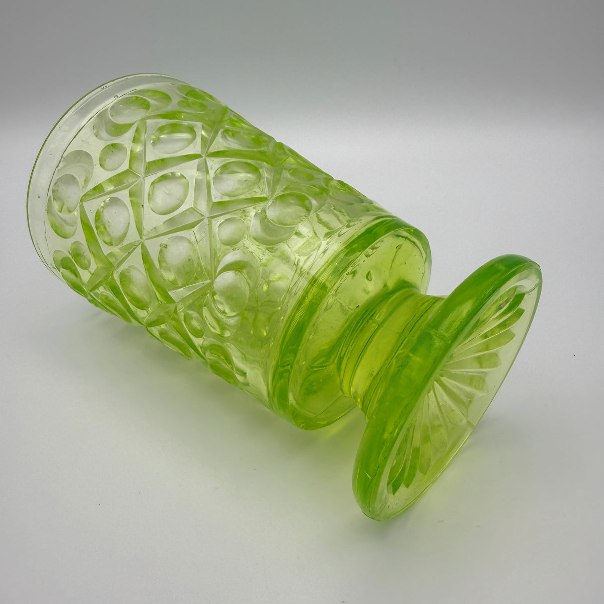 Jefferson Glass Uranglas-Fußbecher Diamond and Peg um 1910 Showroom Ansbach