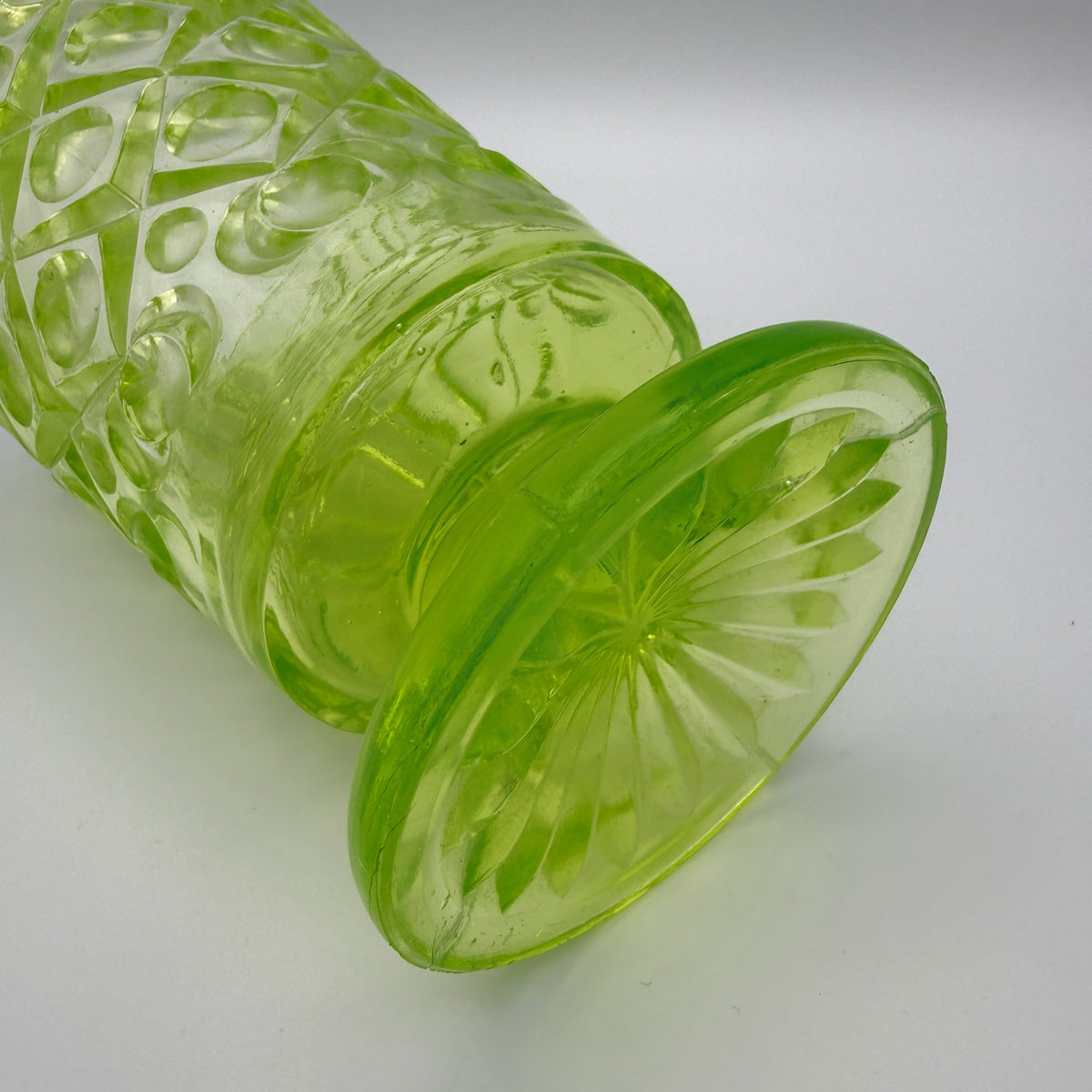 Jefferson Glass Uranglas-Fußbecher Diamond and Peg um 1910 Showroom Ansbach