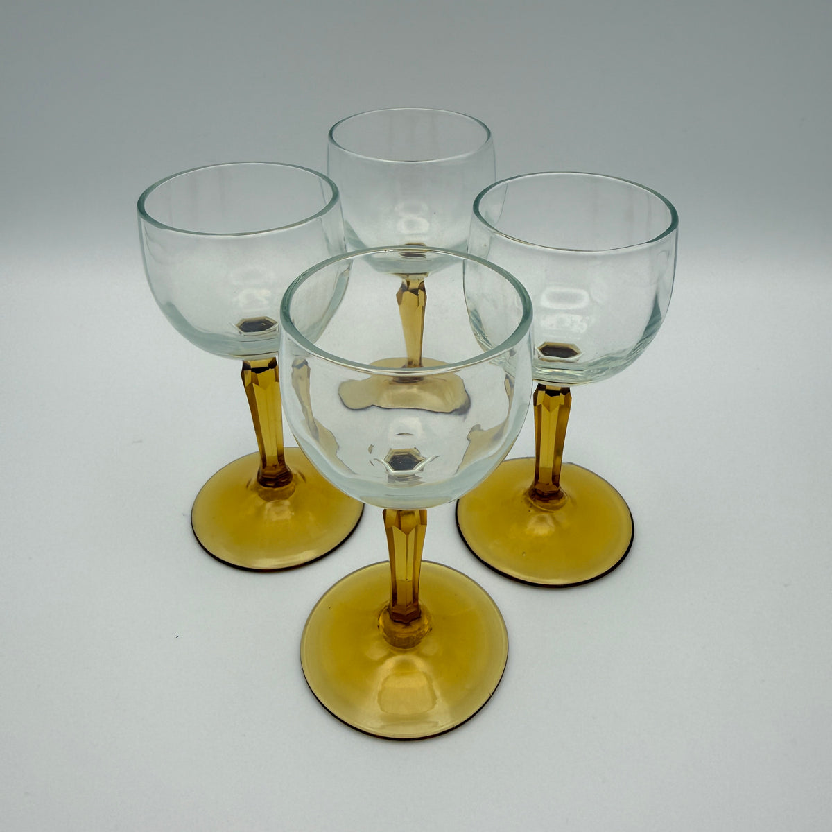 4 Likörgläser mit bernsteinfarbenem Stiel und Fuß – Art déco, ca. 1950er-Jahre Showroom Ansbach