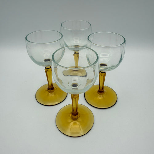 4 Likörgläser mit bernsteinfarbenem Stiel und Fuß – Art déco, ca. 1950er-Jahre Showroom Ansbach