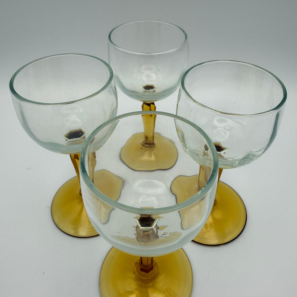 4 Likörgläser mit bernsteinfarbenem Stiel und Fuß – Art déco, ca. 1950er-Jahre Showroom Ansbach