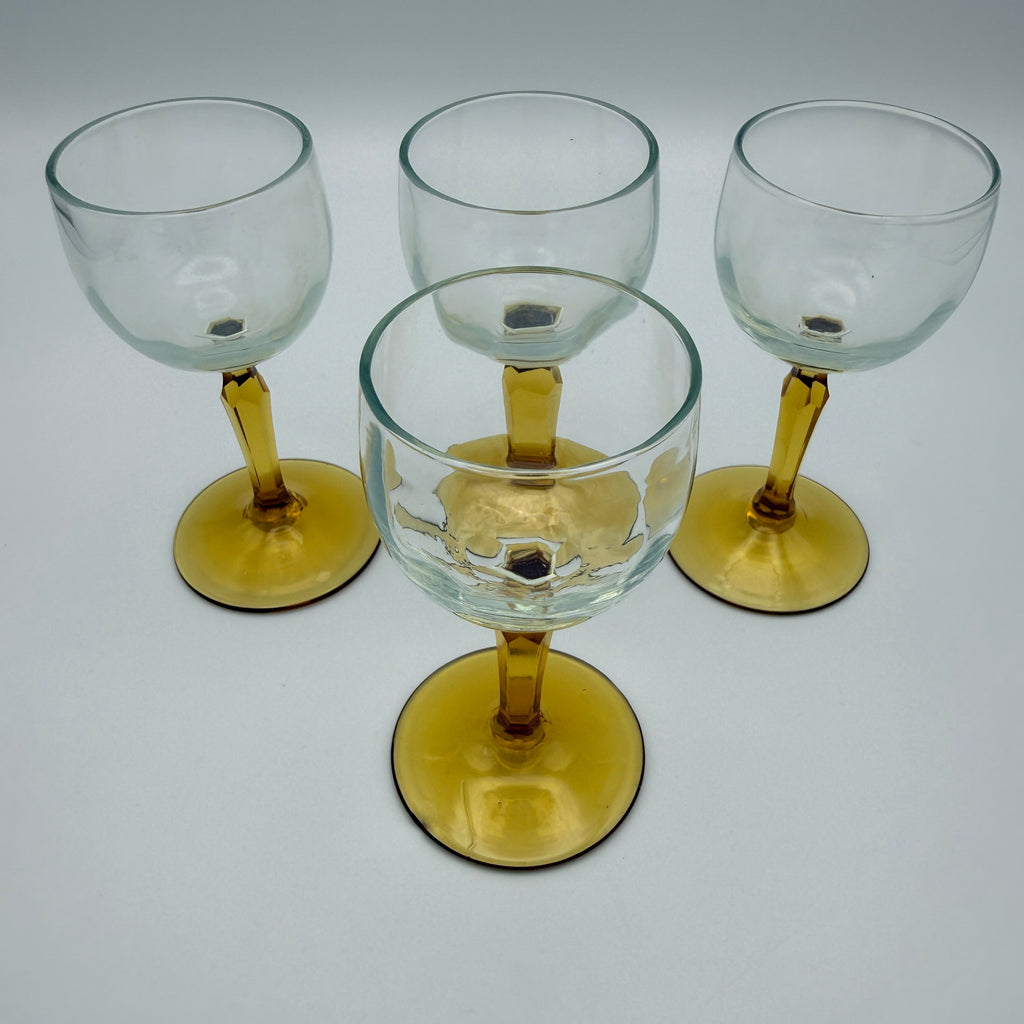 4 Likörgläser mit bernsteinfarbenem Stiel und Fuß – Art déco, ca. 1950er-Jahre Showroom Ansbach