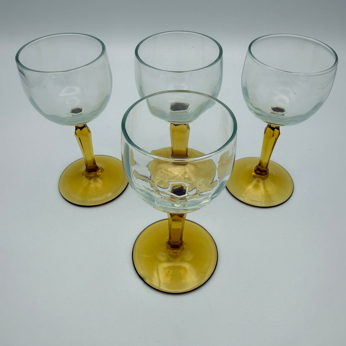 4 Likörgläser mit bernsteinfarbenem Stiel und Fuß – Art déco, ca. 1950er-Jahre Showroom Ansbach