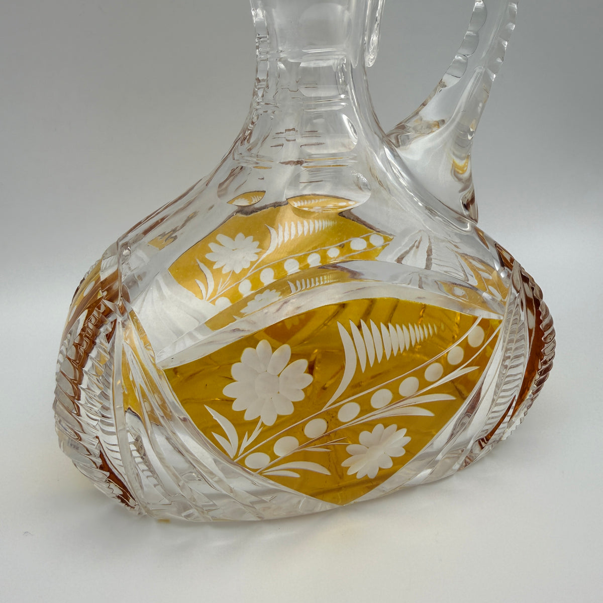 Böhmische Bleikristall-Karaffe mit Stopfen – bernsteinfarbener Überfang, ca. 1950er- bis 1970er-Jahre Showroom Ansbach