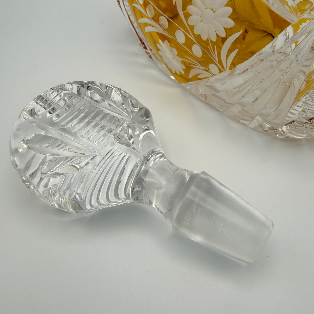 Böhmische Bleikristall-Karaffe mit Stopfen – bernsteinfarbener Überfang, ca. 1950er- bis 1970er-Jahre Showroom Ansbach