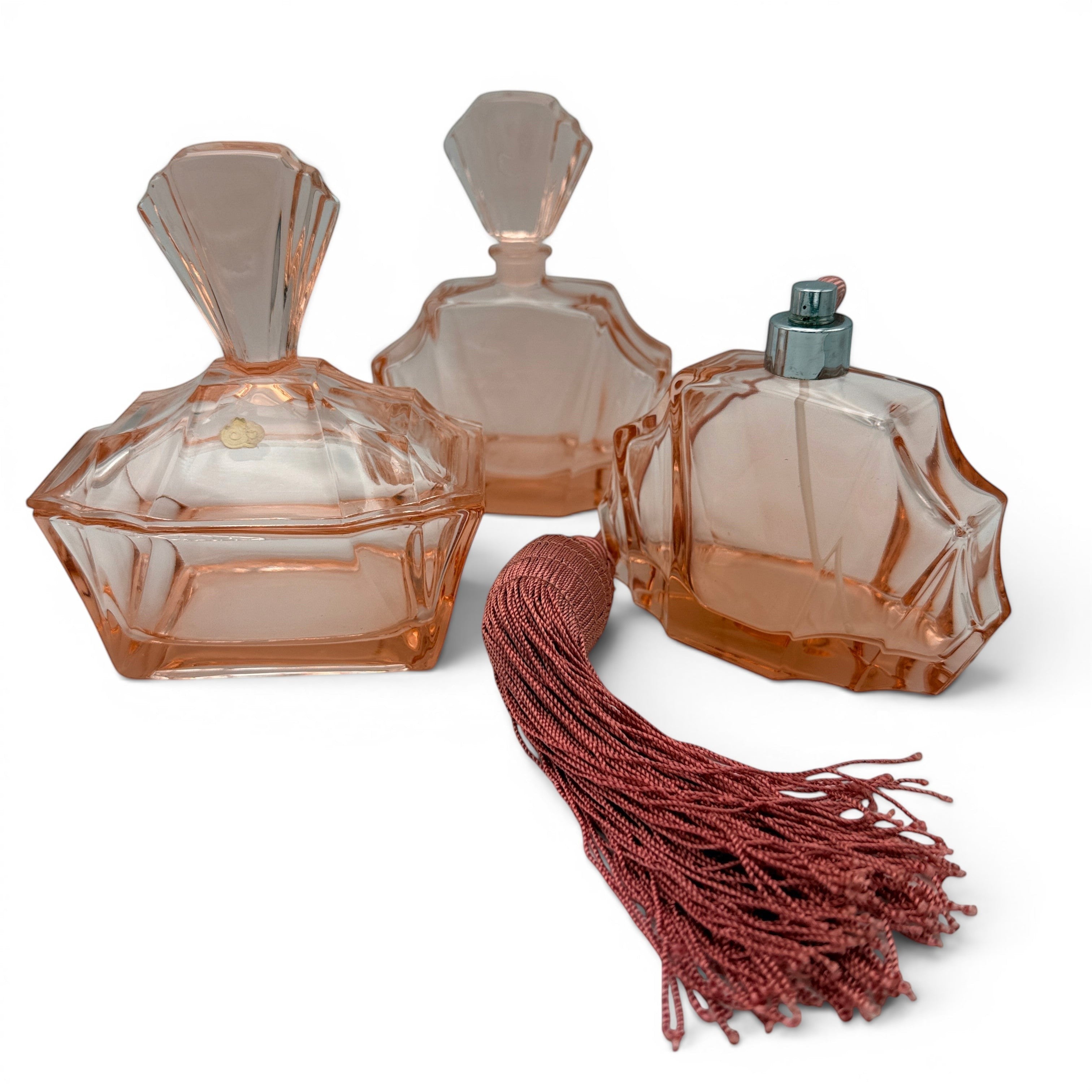 Showroom Ansbach Art Deco Parfum-Set aus lachsrosa Rosalinglas mit geometrischer Fächerform und Textilquaste