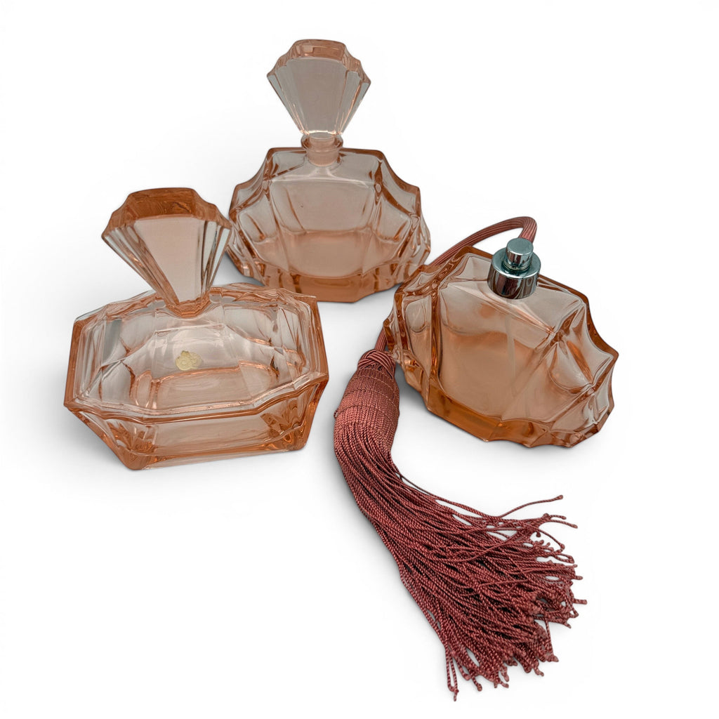 Showroom Ansbach Art Deco Parfum-Set aus lachsrosa Rosalinglas mit Puderdose, Flakon und Zerstäuber mit Quaste