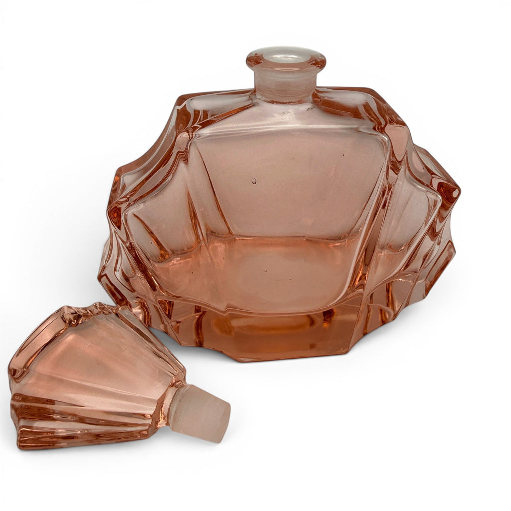 Showroom Ansbach Art Deco Parfumflakon aus lachsrosa Rosalinglas mit geometrischer Fächerform und Glasstopfen