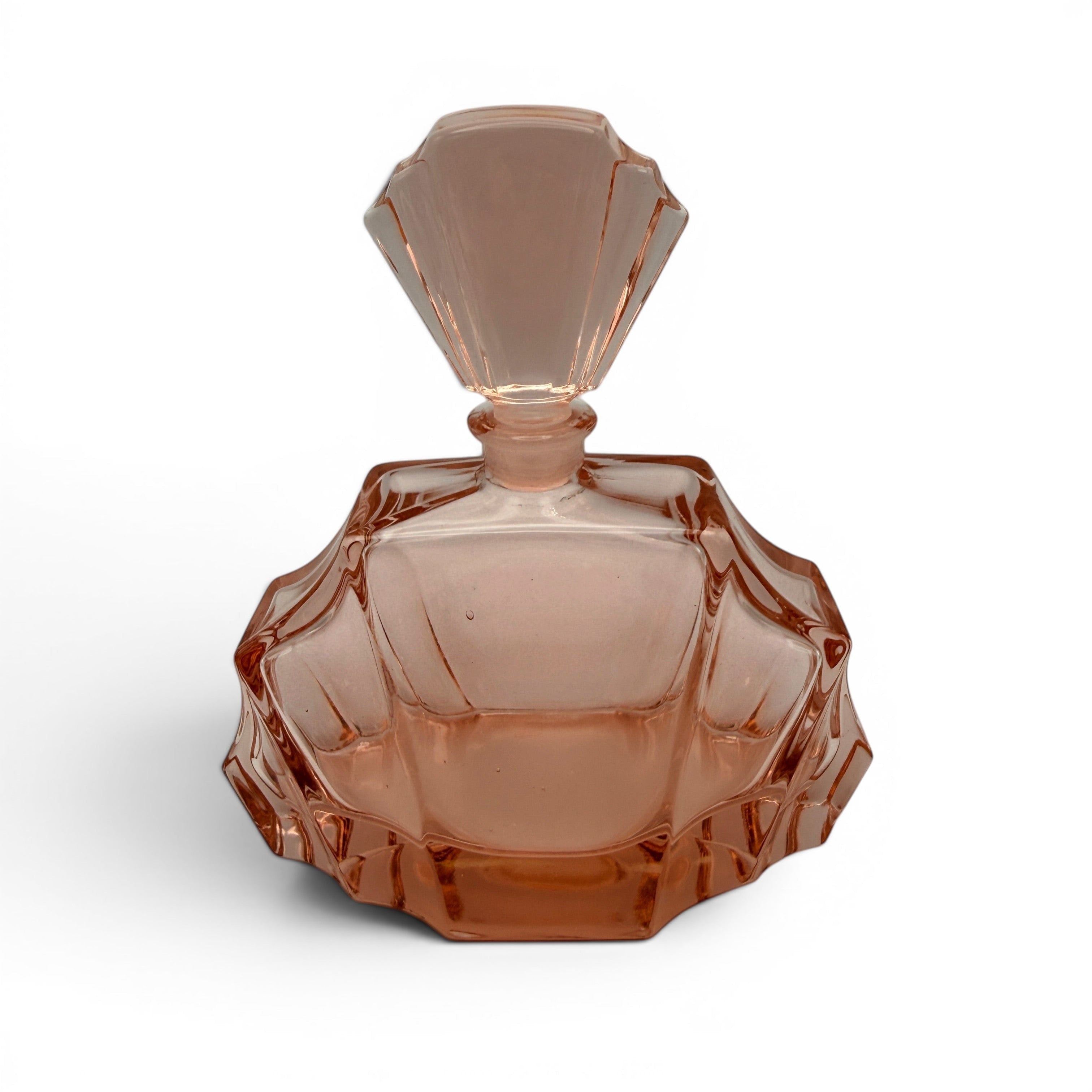 Showroom Ansbach Art Deco Parfumflakon aus lachsrosa Rosalinglas mit facettiertem Glasstopfen und Fächerform.