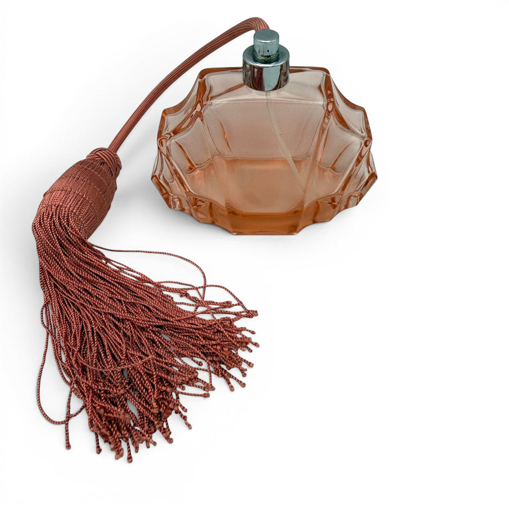 Showroom Ansbach Art Deco Parfumzerstäuber aus lachsrosa Rosalinglas mit eleganter Textilquaste im Vintage-Stil
