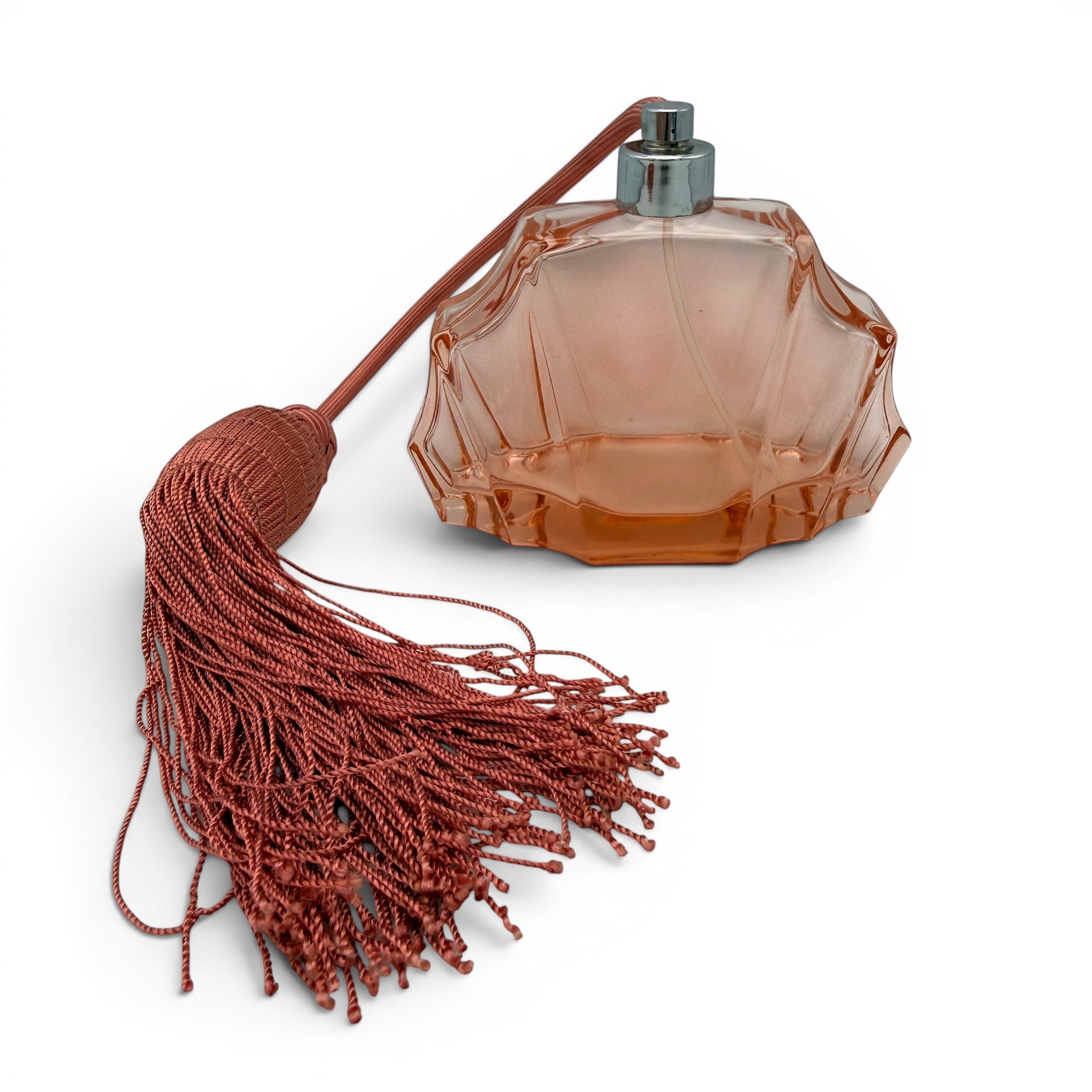 Showroom Ansbach Art Deco Parfumzerstäuber aus lachsrosa Rosalinglas mit eleganter Textilquaste im Vintage-Stil