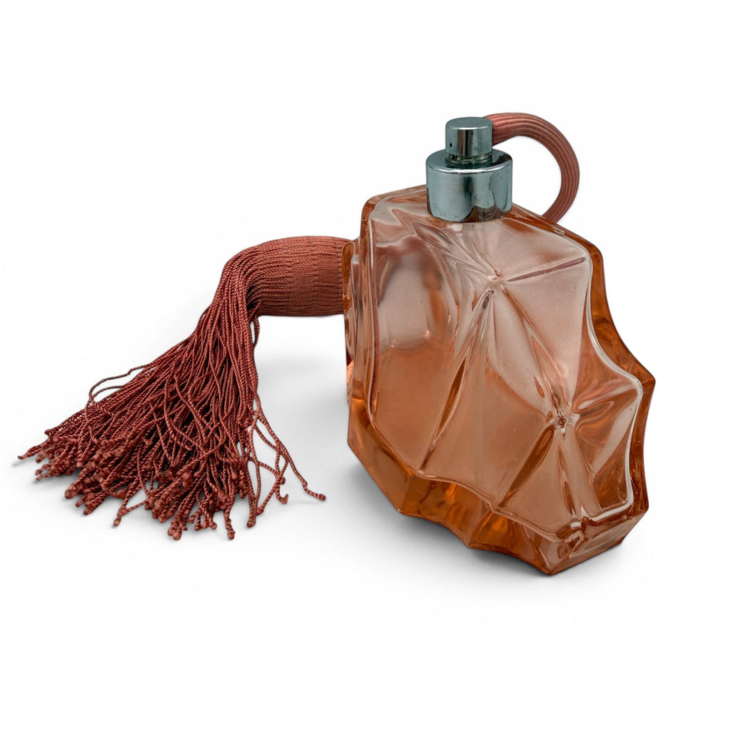 Showroom Ansbach Art Deco Parfumzerstäuber aus lachsrosa Rosalinglas mit geometrischer Fächerform und Textilquaste