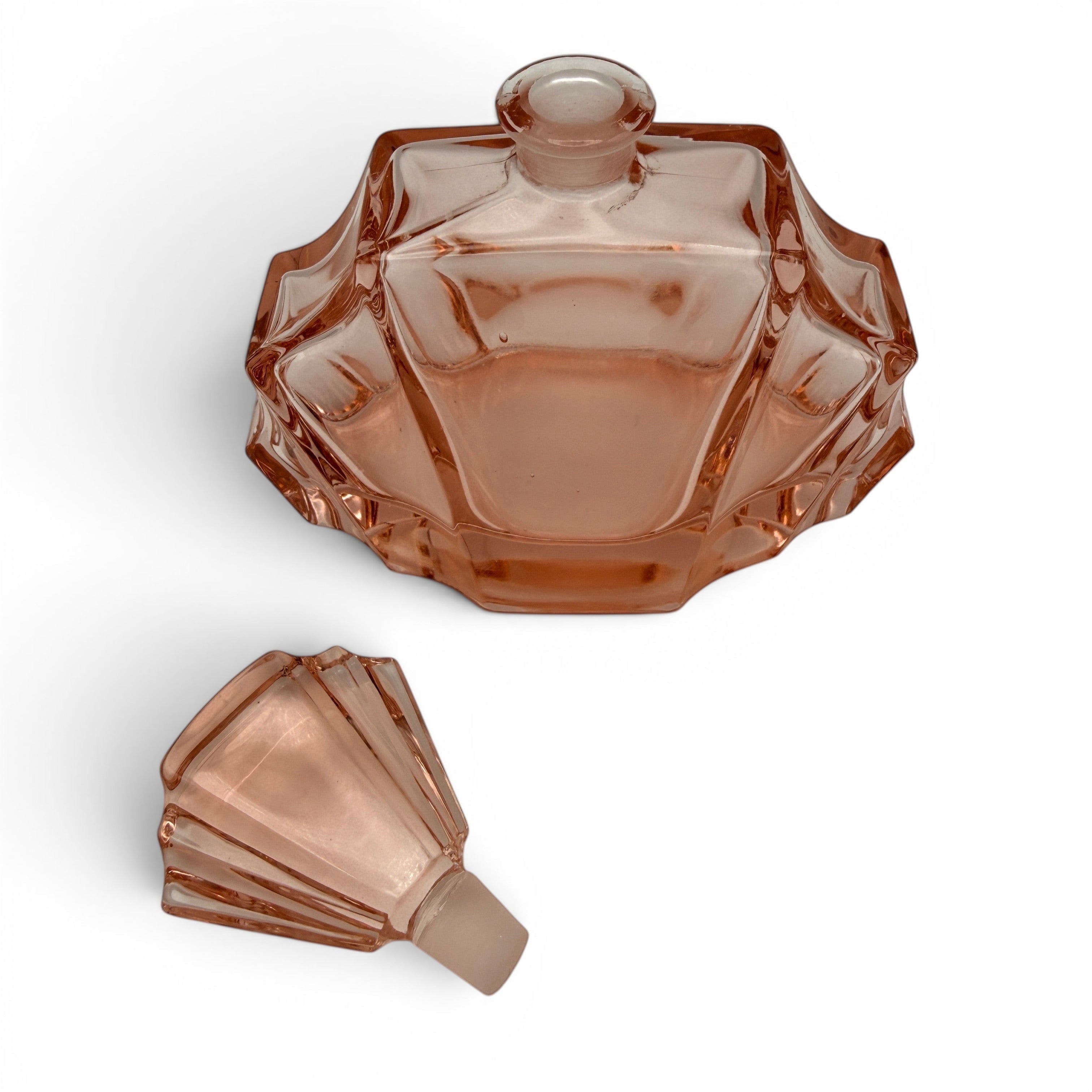 Showroom Ansbach Art Deco Parfumflakon aus lachsrosa Rosalinglas mit facettiertem Glasstopfen im geometrischen Design