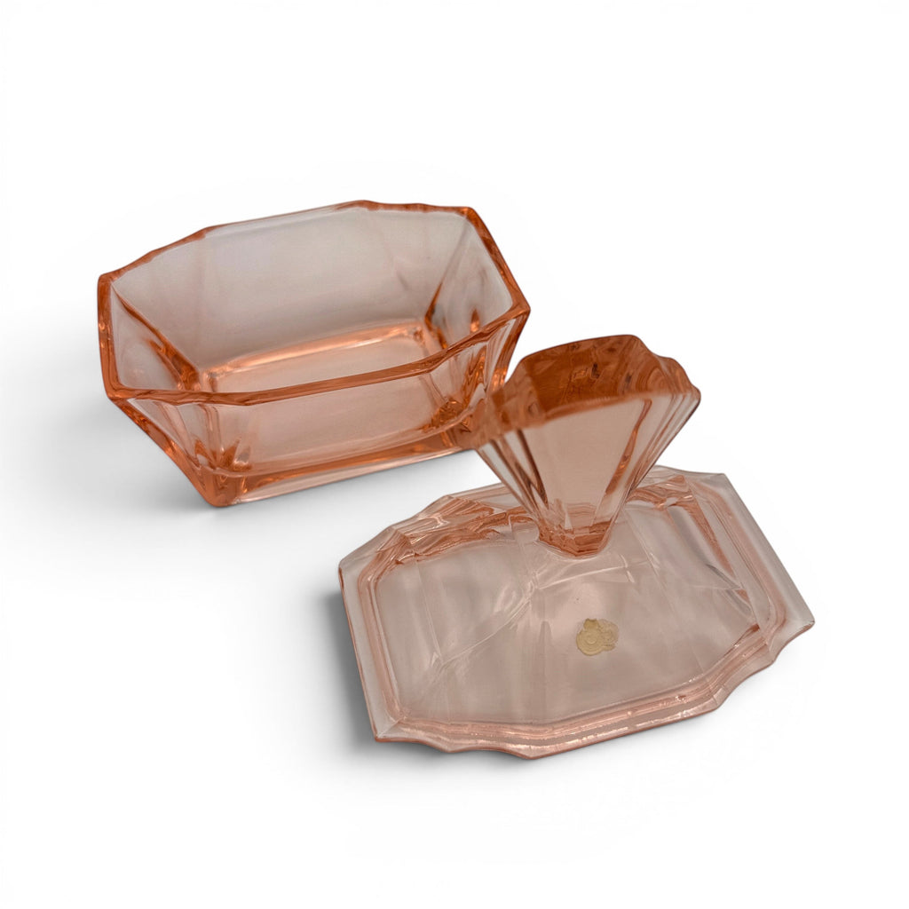 Showroom Ansbach Art Deco Puderdose aus lachsrosa Rosalinglas mit geometrischer Fächerform und abgenommenem Deckel