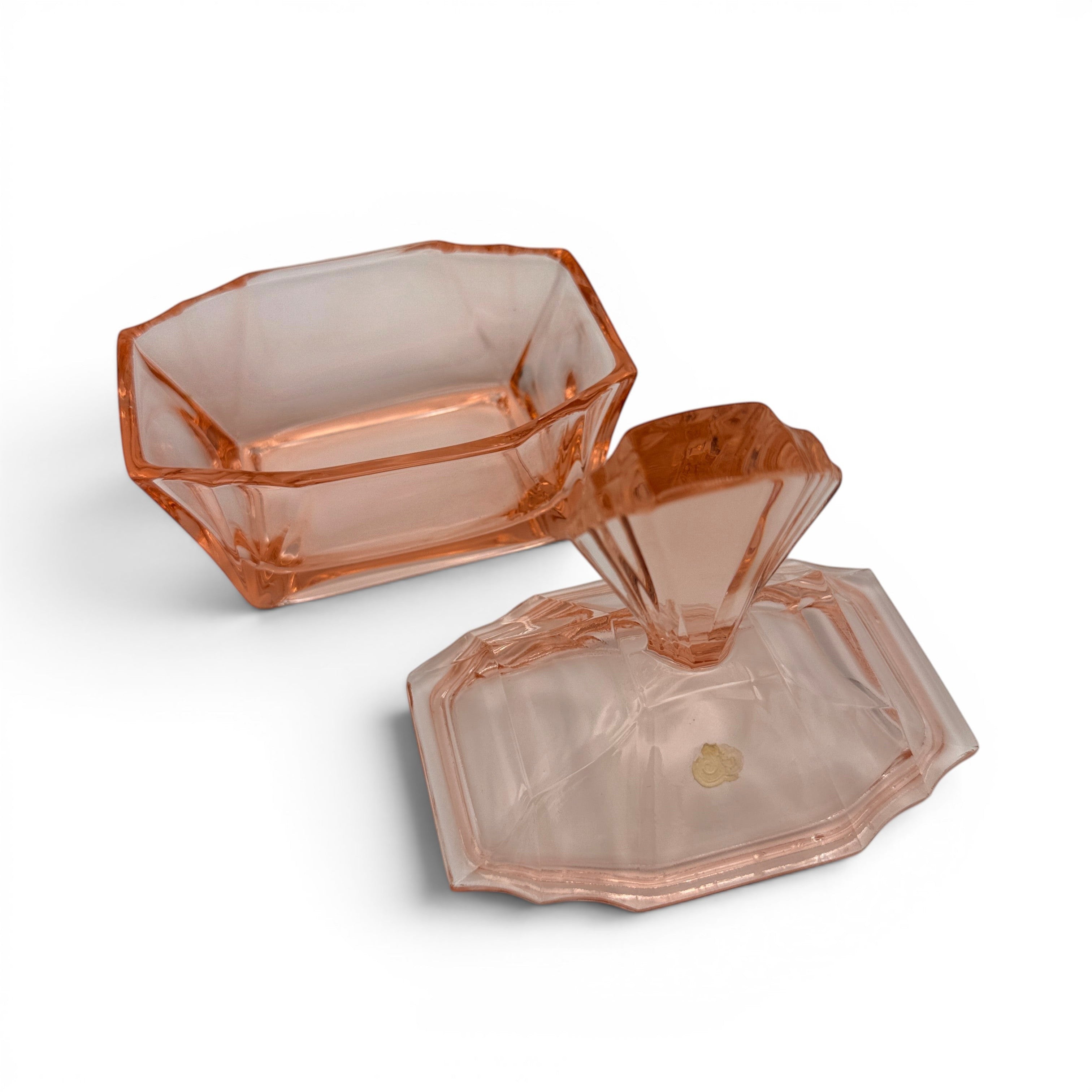 Showroom Ansbach Art Deco Puderdose aus lachsrosa Rosalinglas mit geometrischer Fächerform und abgenommenem Deckel