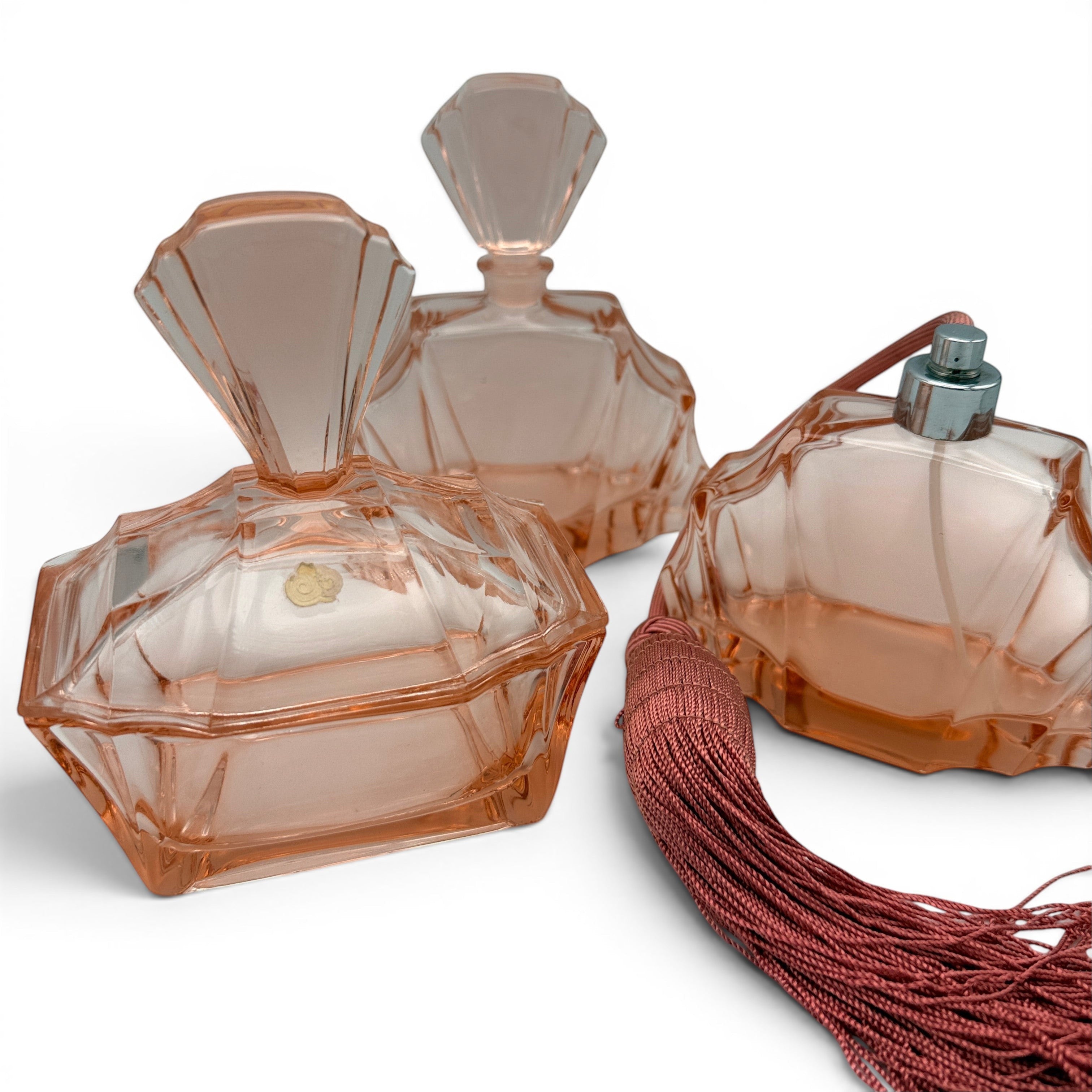 Showroom Ansbach Art Deco Parfum-Set aus lachsrosa Rosalinglas mit geometrischer Fächerform und eleganter Textilquaste
