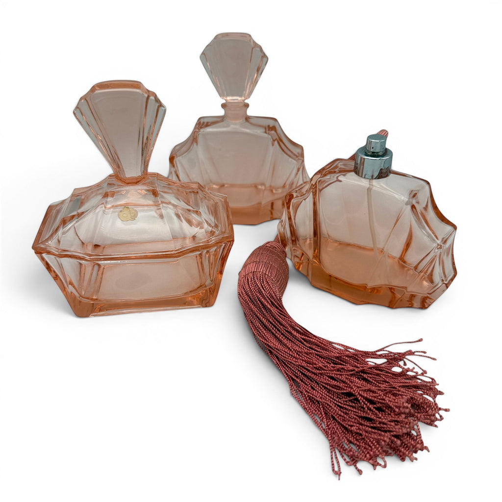 Showroom Ansbach Art Deco Parfum-Set aus lachsrosa Rosalinglas mit Flakon, Puderdose und Zerstäuber mit Quaste.