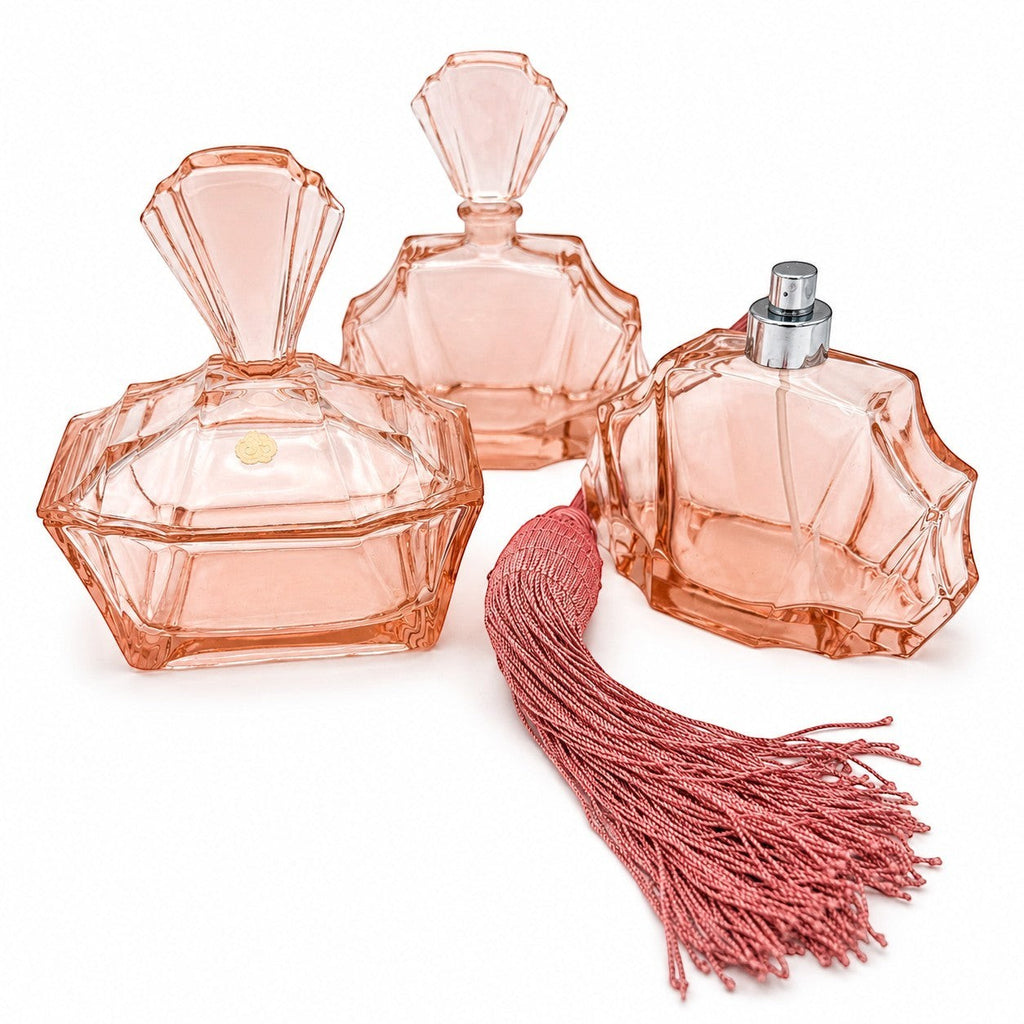 Showroom Ansbach Art Deco Parfum-Set aus lachsrosa Rosalinglas mit Flakon, Zerstäuber und Puderdose in Fächerform.