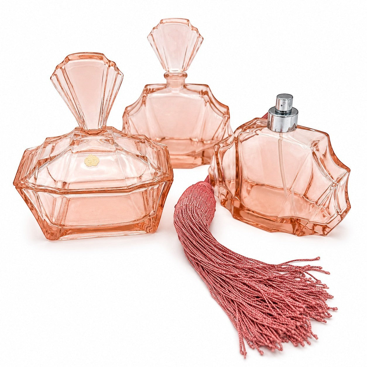 Showroom Ansbach Art Deco Parfum-Set aus lachsrosa Rosalinglas mit Flakon, Zerstäuber und Puderdose in Fächerform.