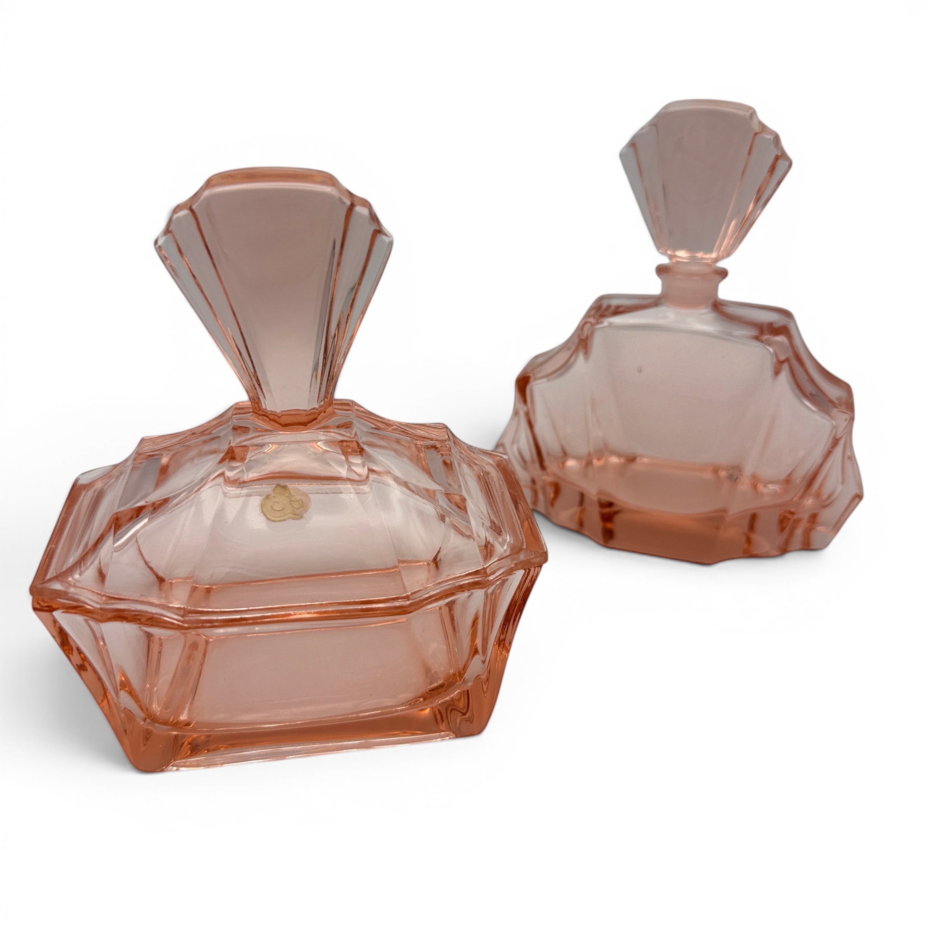 Showroom Ansbach Art Deco Parfum-Set aus lachsrosa Rosalinglas mit geometrischer Fächerform und facettierten Glasstopfen