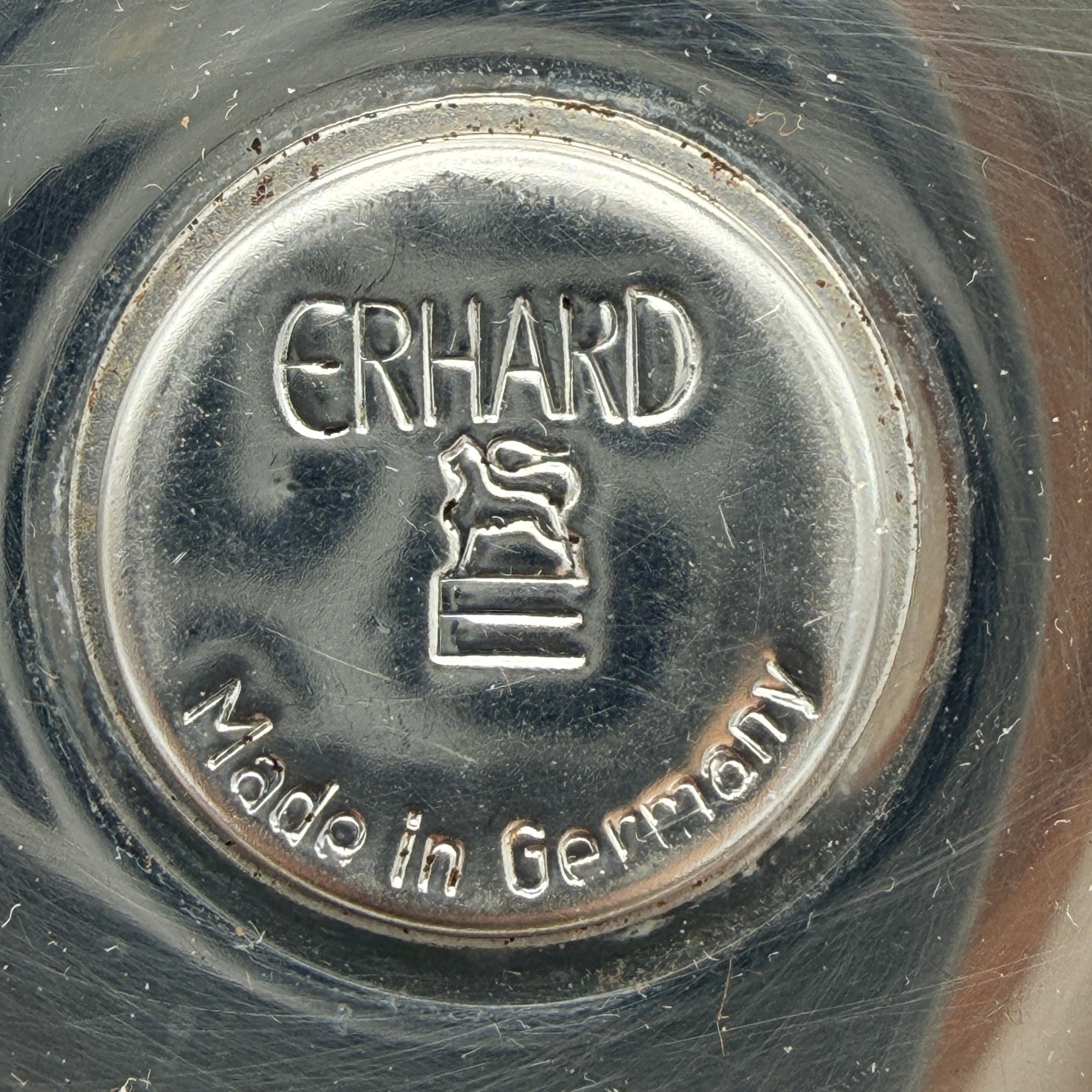 Showroom Ansbach Aschenbecher mit Erhard Made in Germany Prägung auf dem glänzenden Chrom-Drehknopf