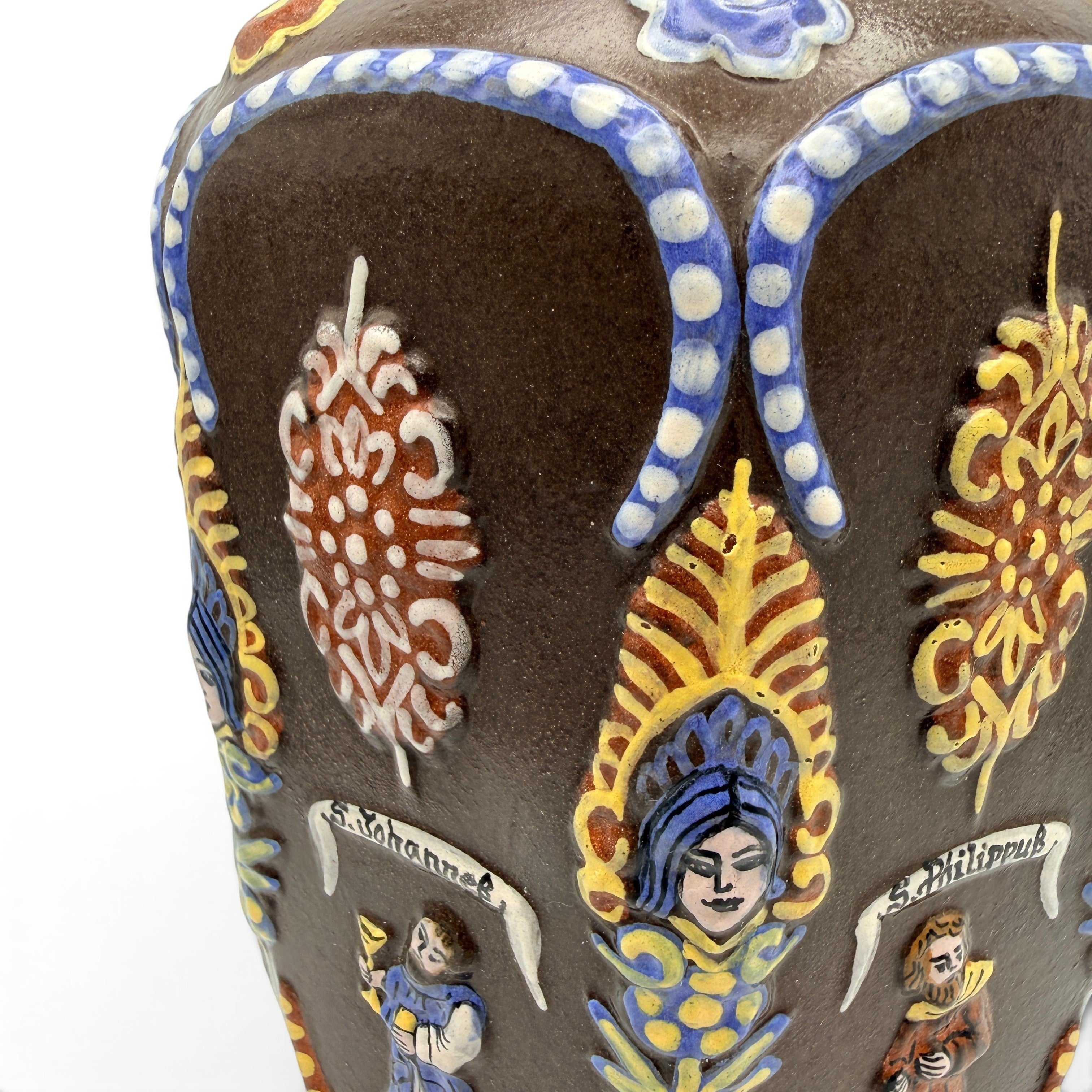 Showroom Ansbach handgefertigte Steinzeugflasche in Braun mit bunten Relief-Verzierungen und historischen Motiven