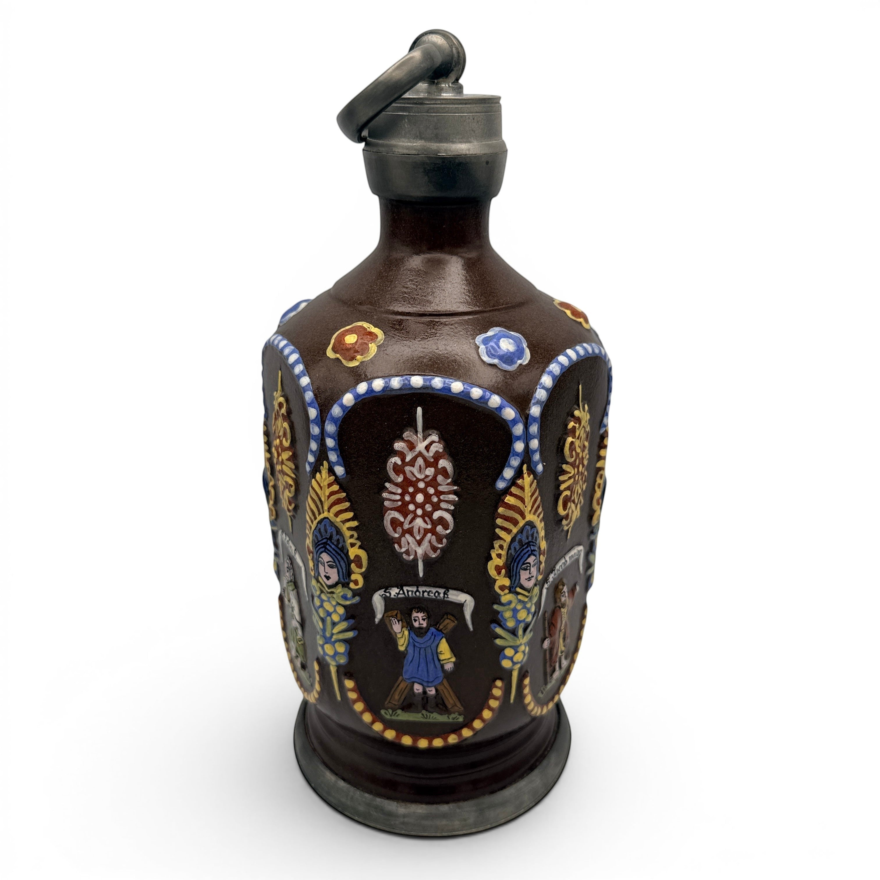 Showroom Ansbach handgefertigte braune Steinzeugflasche mit Zinnverschluss und historischen Relief-Motiven