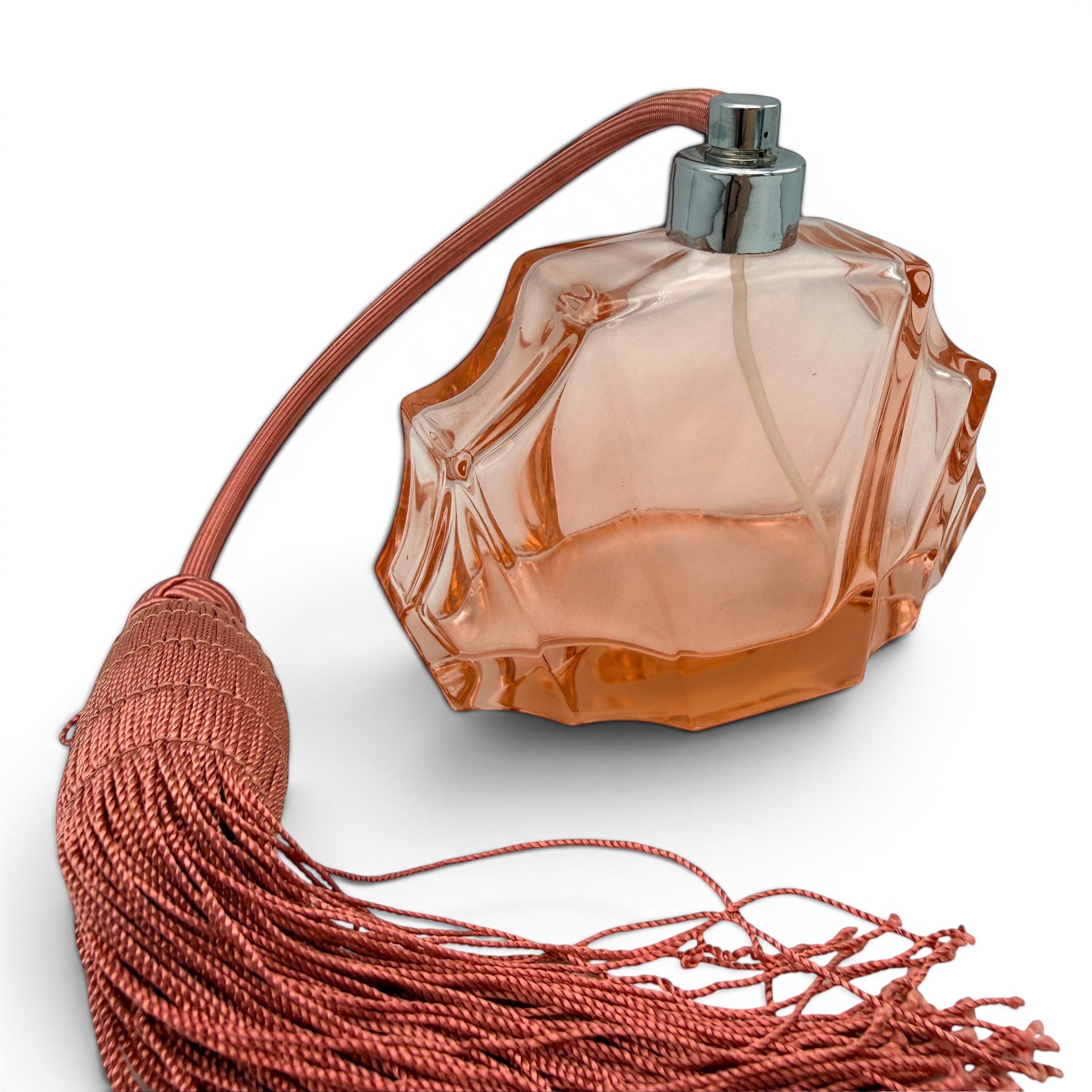 Showroom Ansbach Art Deco Parfumzerstäuber aus lachsrosa Rosalinglas mit eleganter Textilquaste im Vintage-Stil
