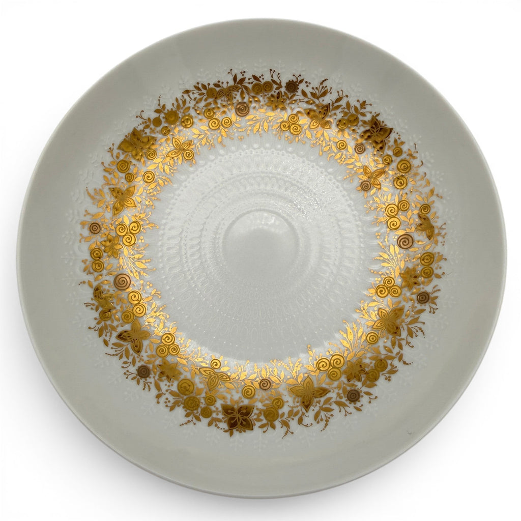 Showroom Ansbach Porzellanteller in Weiß mit filigranem goldenem Blumenkranz und geprägtem Muster in der Mitte