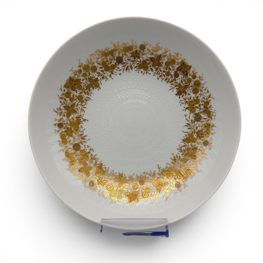 Showroom Ansbach Porzellanteller in Weiß mit goldenem floralem Kranzdekor und filigraner Prägung in der Tellermitte