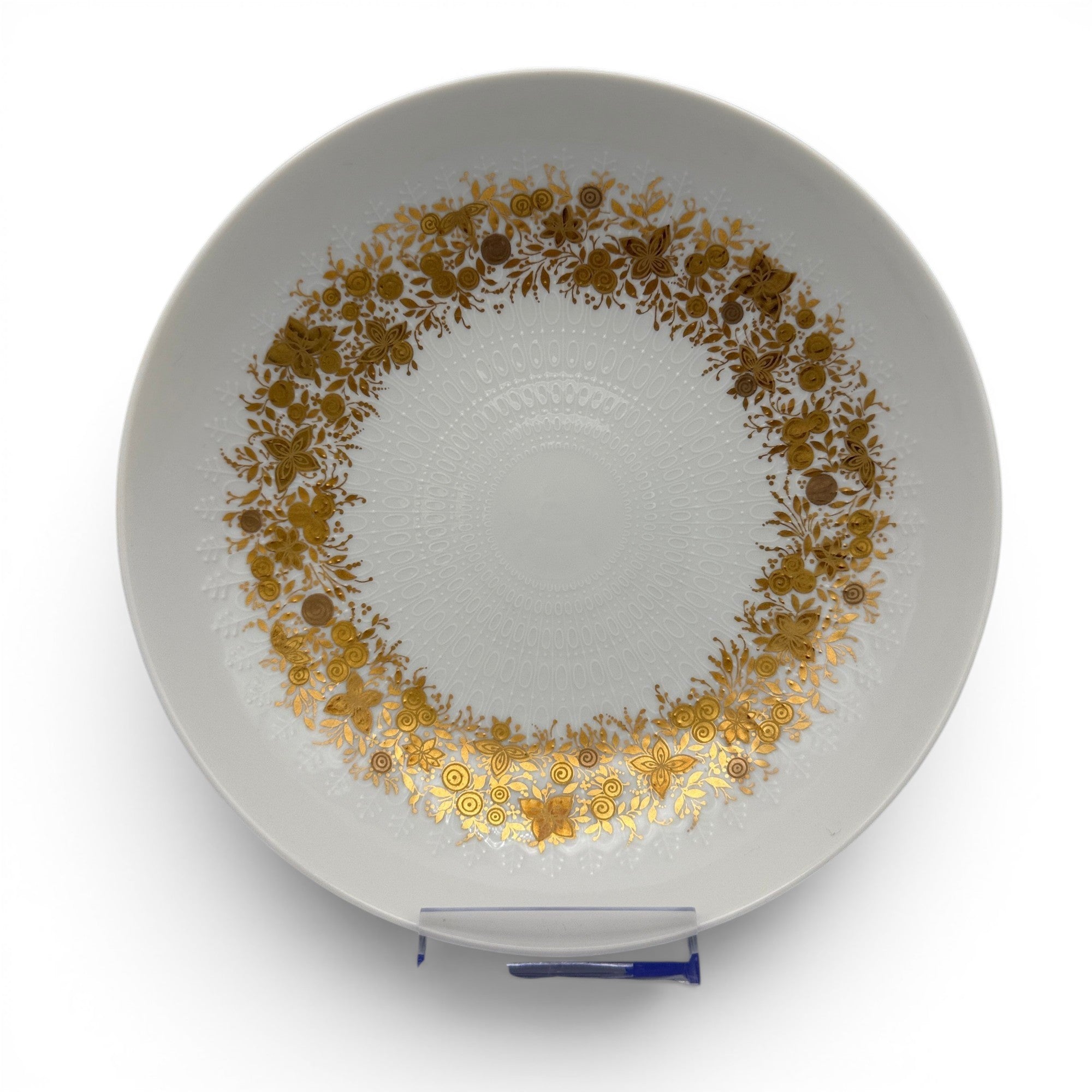 Showroom Ansbach Porzellanteller in Weiß mit goldenem floralem Kranzdekor und filigraner Prägung in der Tellermitte
