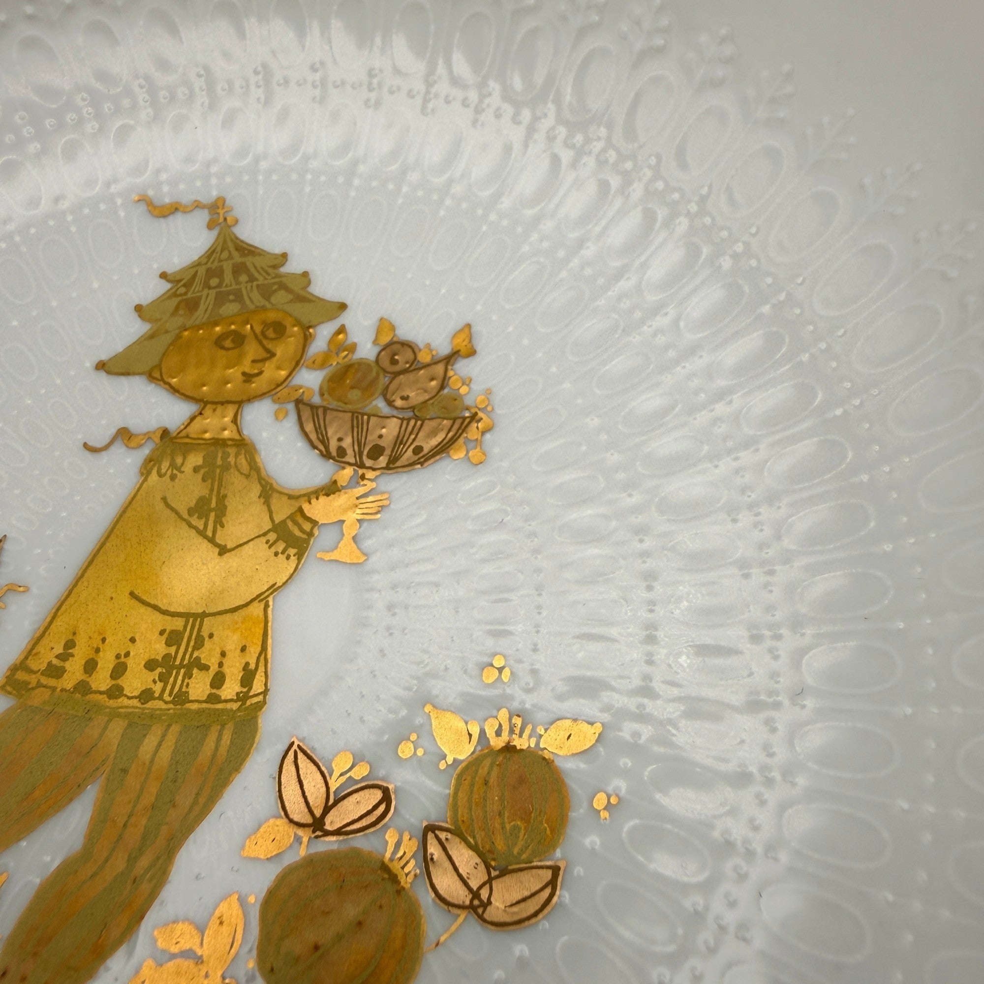 Showroom Ansbach dekorativer Porzellanteller in Weiß mit geprägter Textur und goldener Illustration einer Märchenfigur
