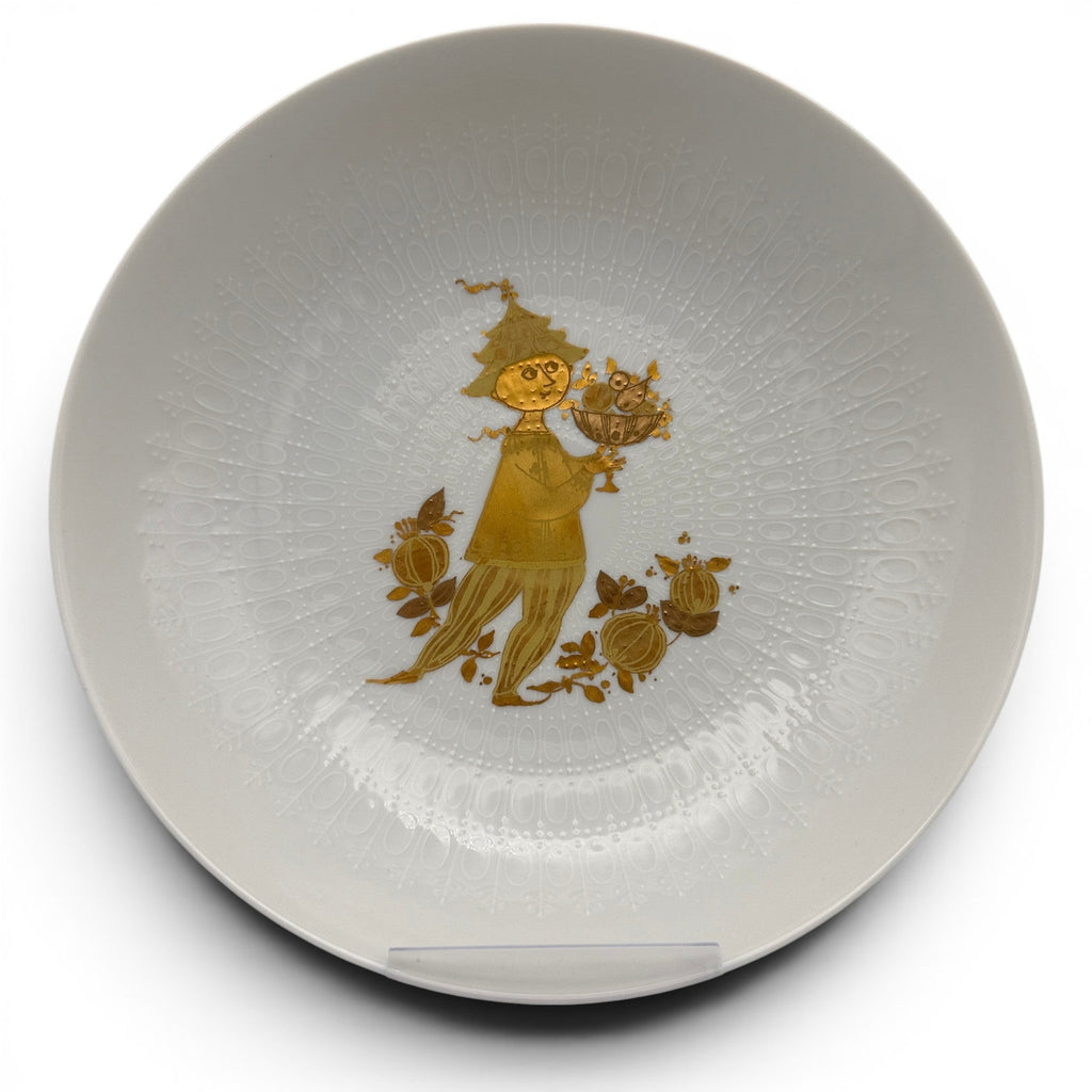 Showroom Ansbach Porzellanteller in Weiß mit goldener Märchenfigur-Illustration und feiner geprägter Textur.