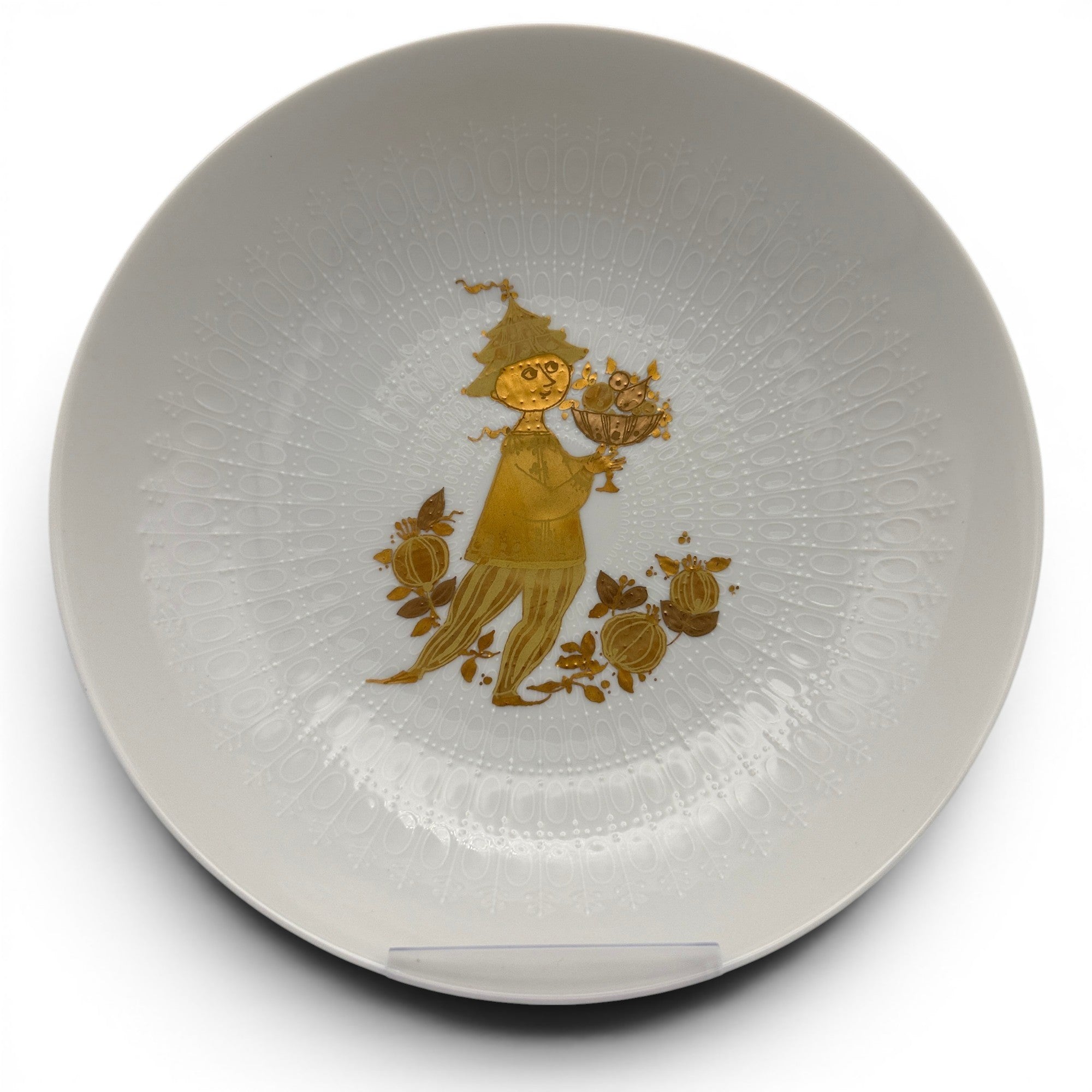 Showroom Ansbach Porzellanteller in Weiß mit goldener Märchenfigur-Illustration und feiner geprägter Textur.