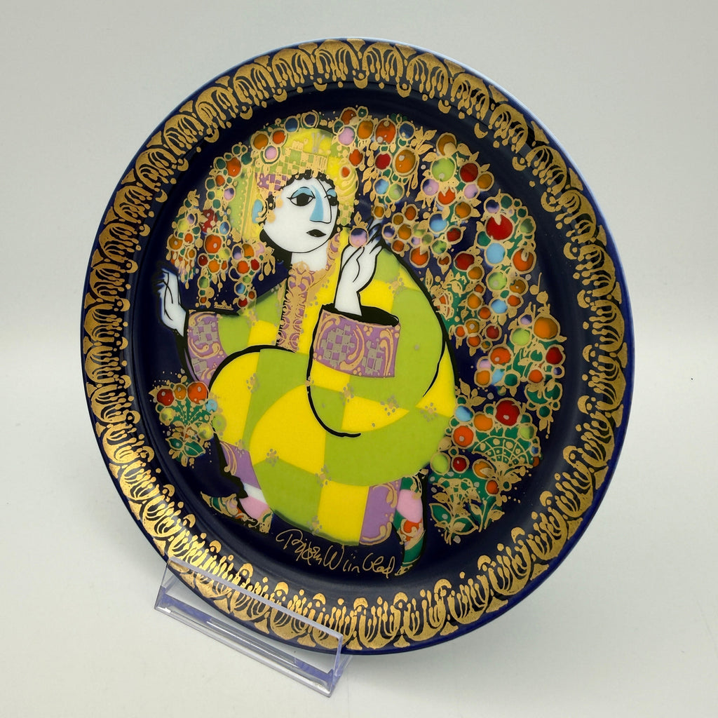 Showroom Ansbach Porzellanteller mit stilisierter Figur in Gelb und Grün auf Blau mit goldener Bordüre