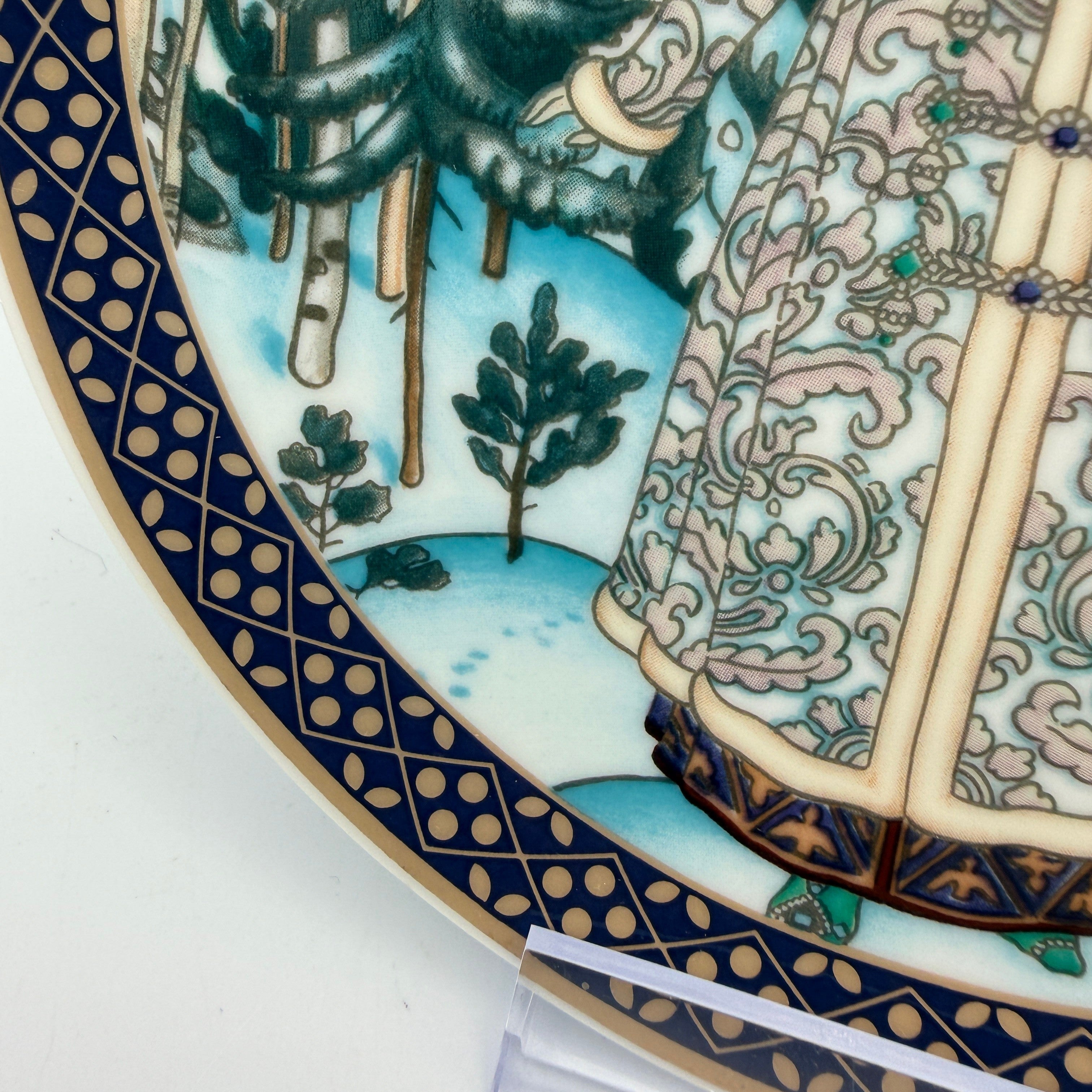 Showroom Ansbach Porzellanteller mit russischer Märchenszene, Winterlandschaft, blauem Rand und goldenen Ornamenten.