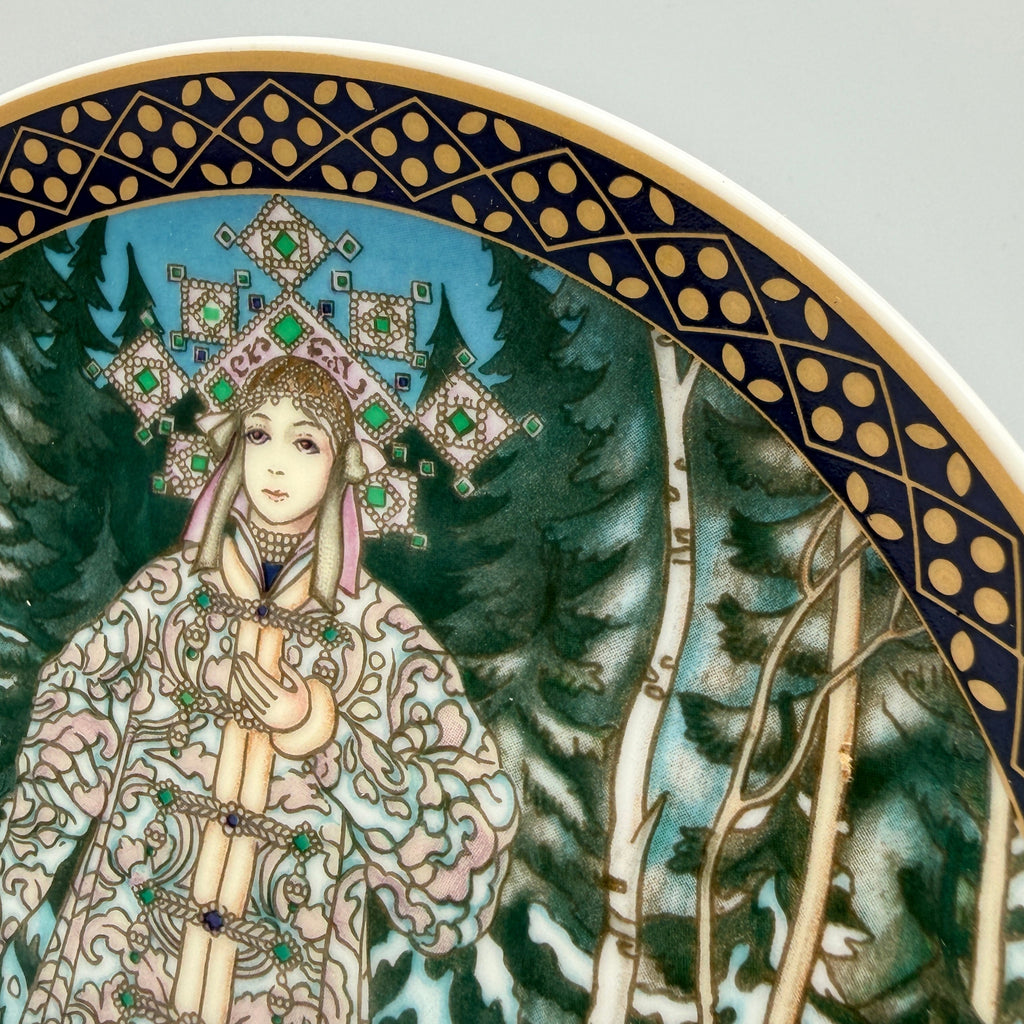Showroom Ansbach Porzellanteller mit russischer Märchenszene, traditioneller Kleidung und blau-goldenem Rand.
