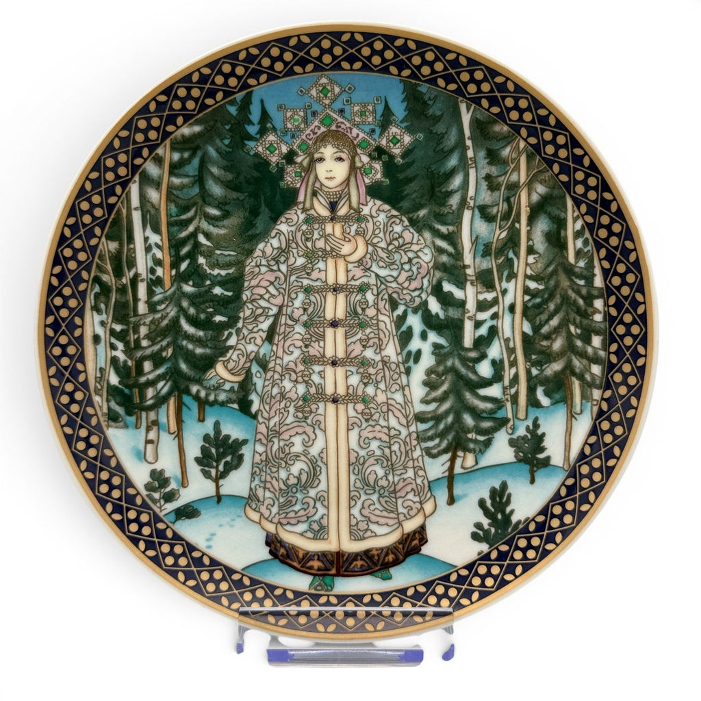 Showroom Ansbach Porzellanteller mit russischer Märchenszene, Winterlandschaft und blau-goldenem Rand.