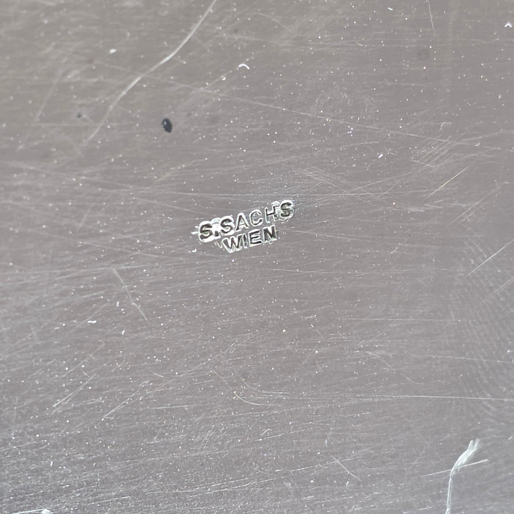 Showroom Ansbach Silberstempel S. Sachs Wien auf einer versilberten Dekoschale mit feinen Gebrauchsspuren