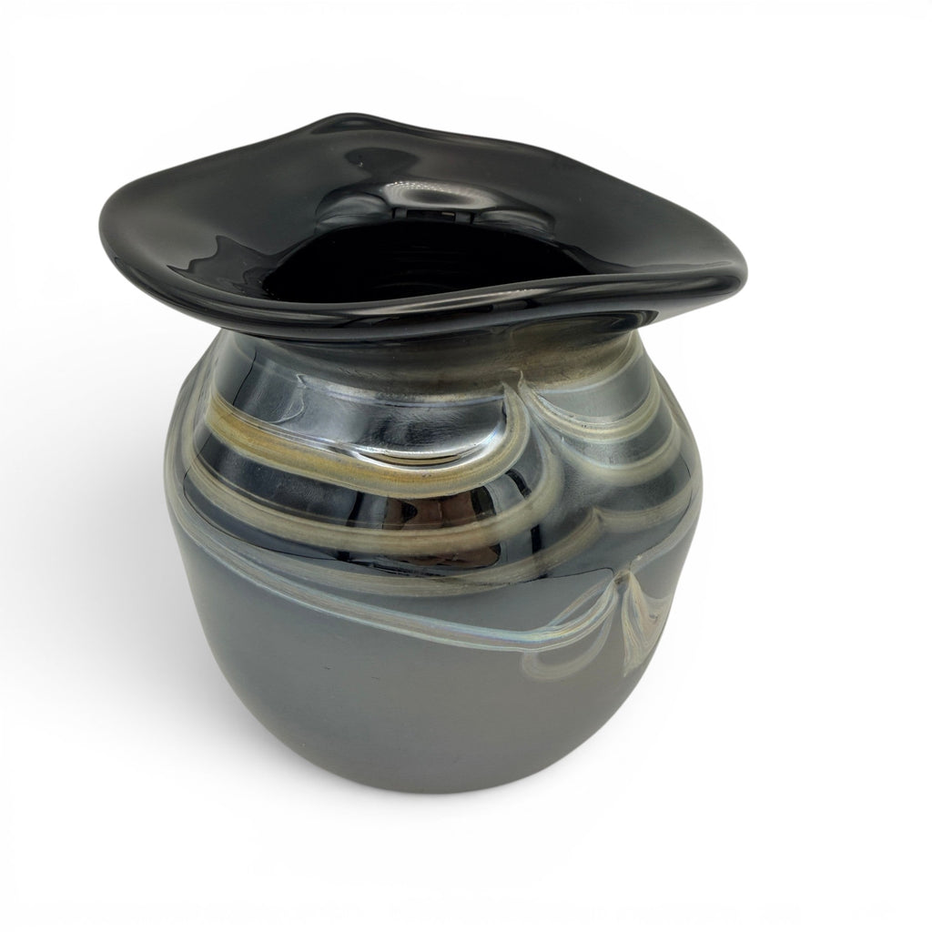 Showroom Ansbach mundgeblasene Glasvase in Schwarz und Grau mit bauchiger Form und elegant geschwungenem Rand.