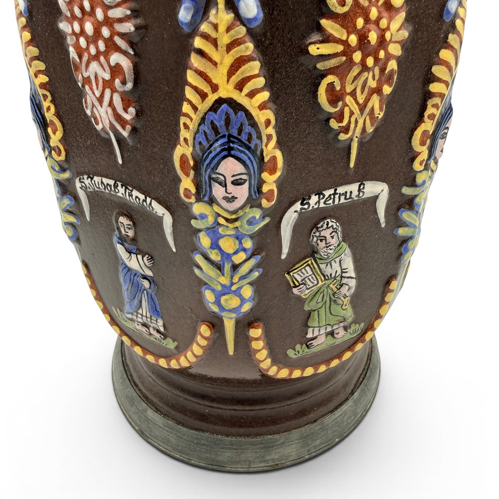 Showroom Ansbach handgefertigte Steinzeugflasche in Braun mit bunten historischen Reliefmotiven und Zinnsockel