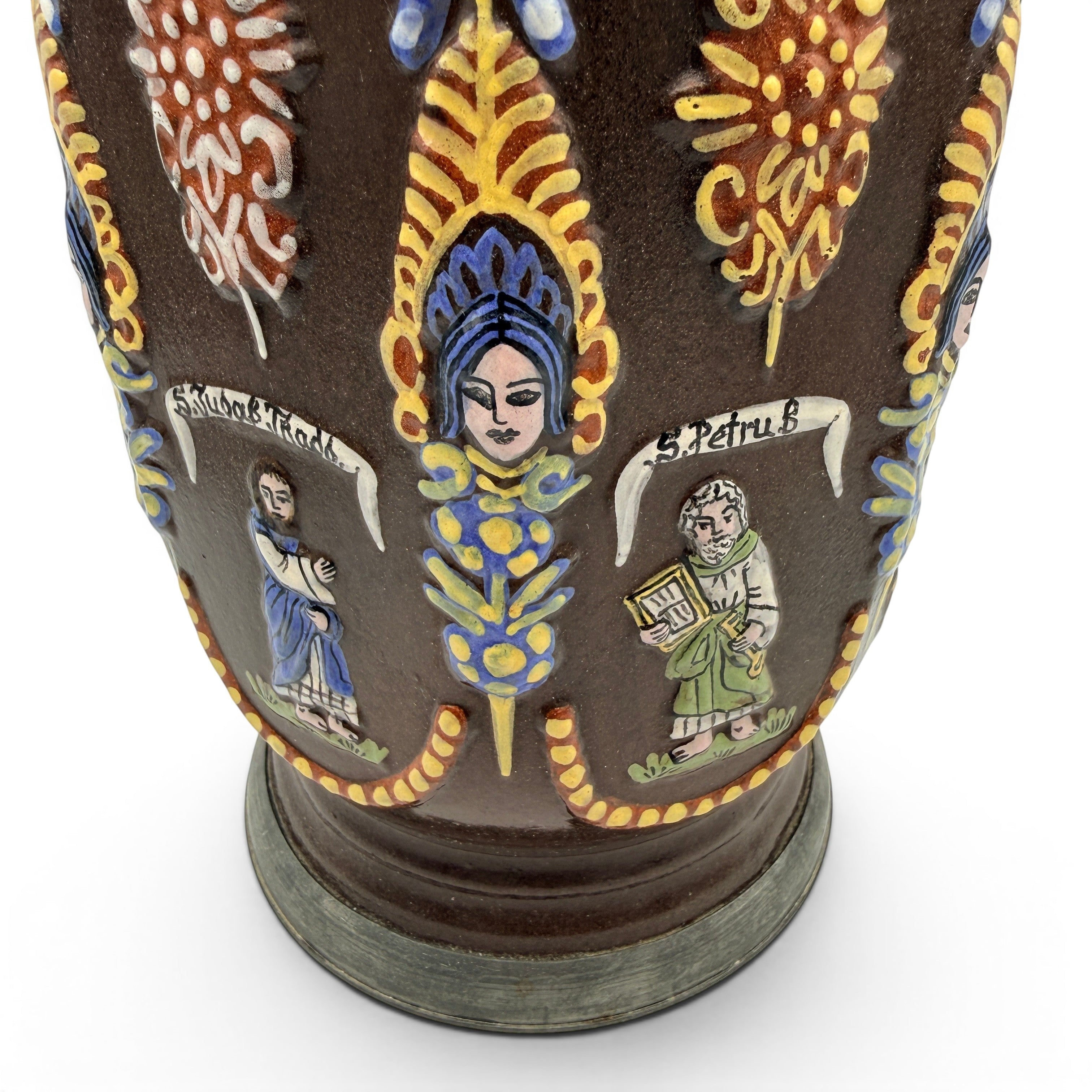 Showroom Ansbach handgefertigte Steinzeugflasche in Braun mit bunten historischen Reliefmotiven und Zinnsockel