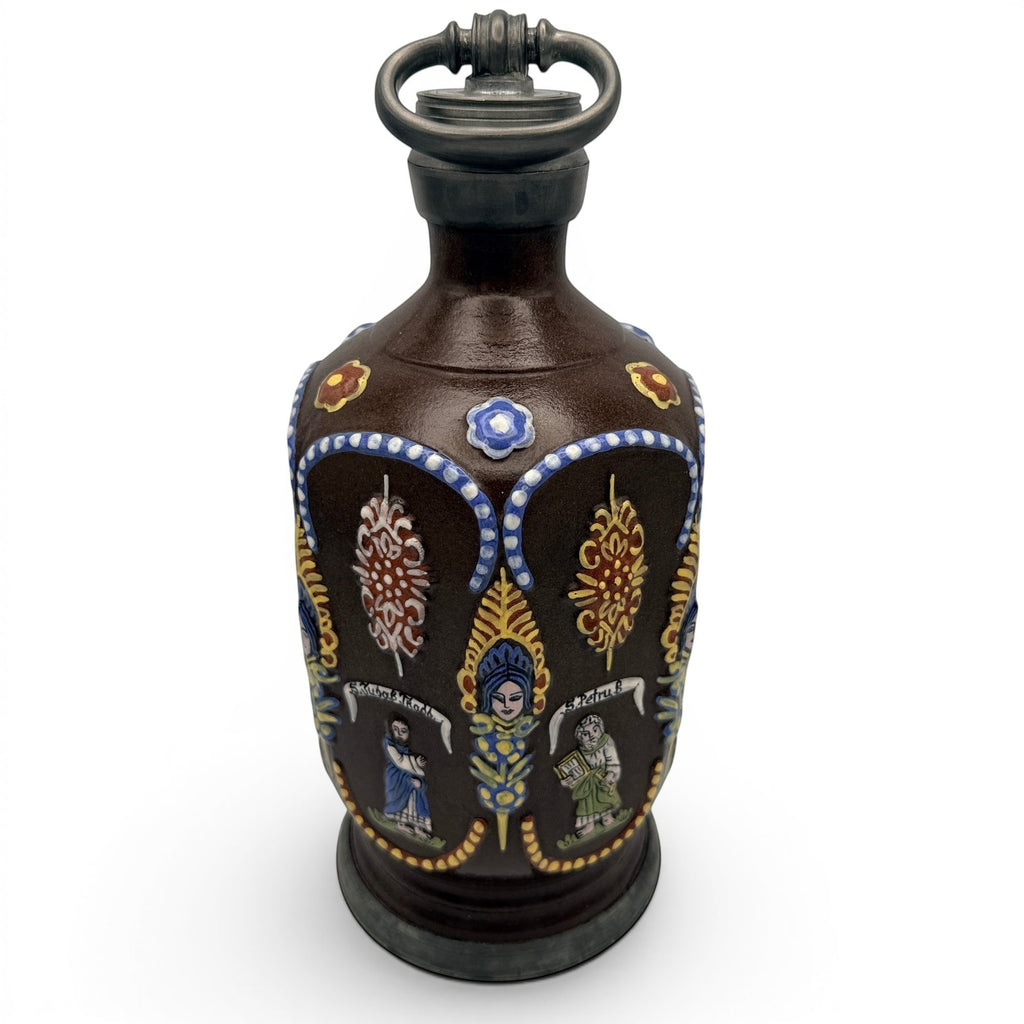 Showroom Ansbach handgefertigte Steinzeugflasche in Braun mit Zinnverschluss und historischen Relief-Motiven
