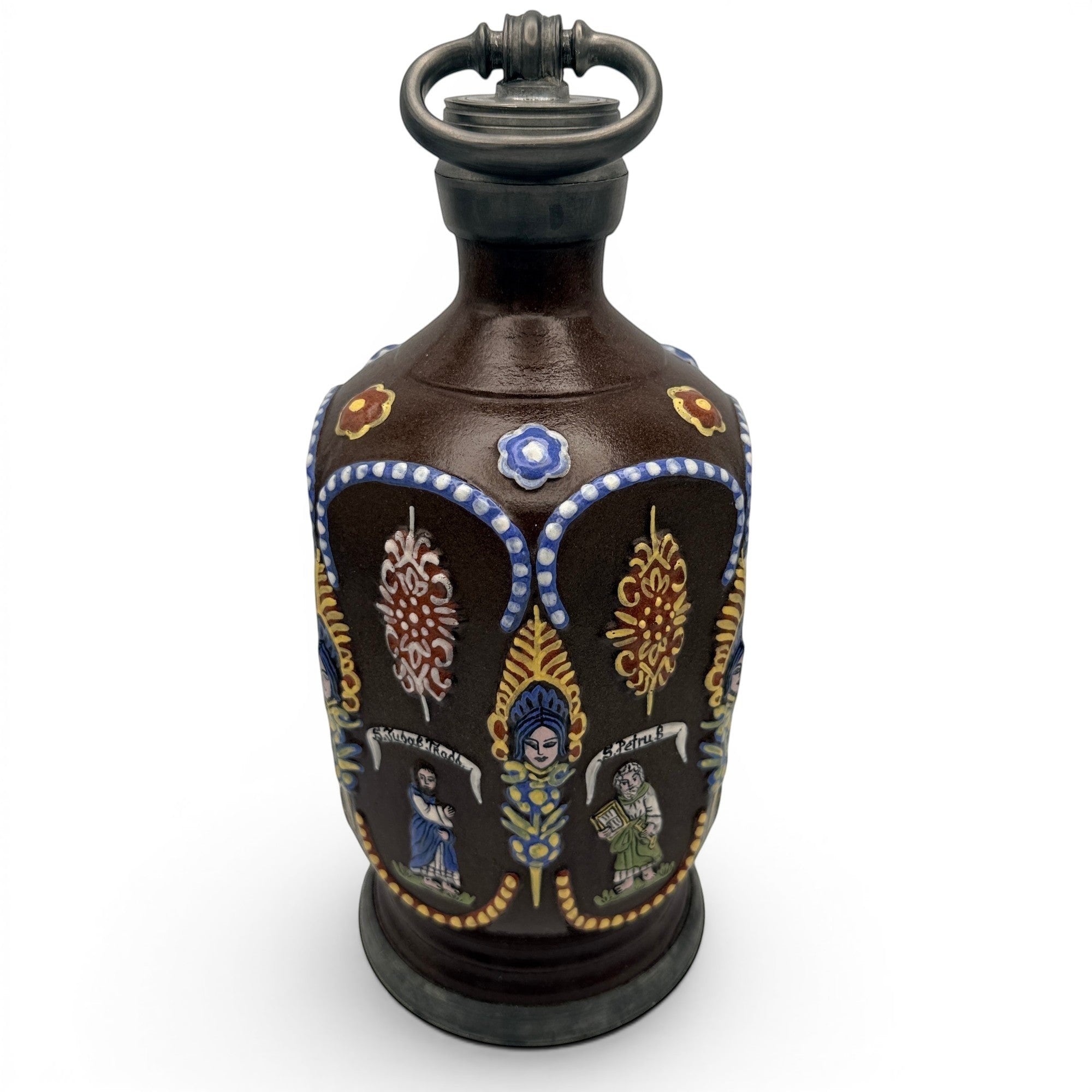 Showroom Ansbach handgefertigte Steinzeugflasche in Braun mit Zinnverschluss und historischen Relief-Motiven